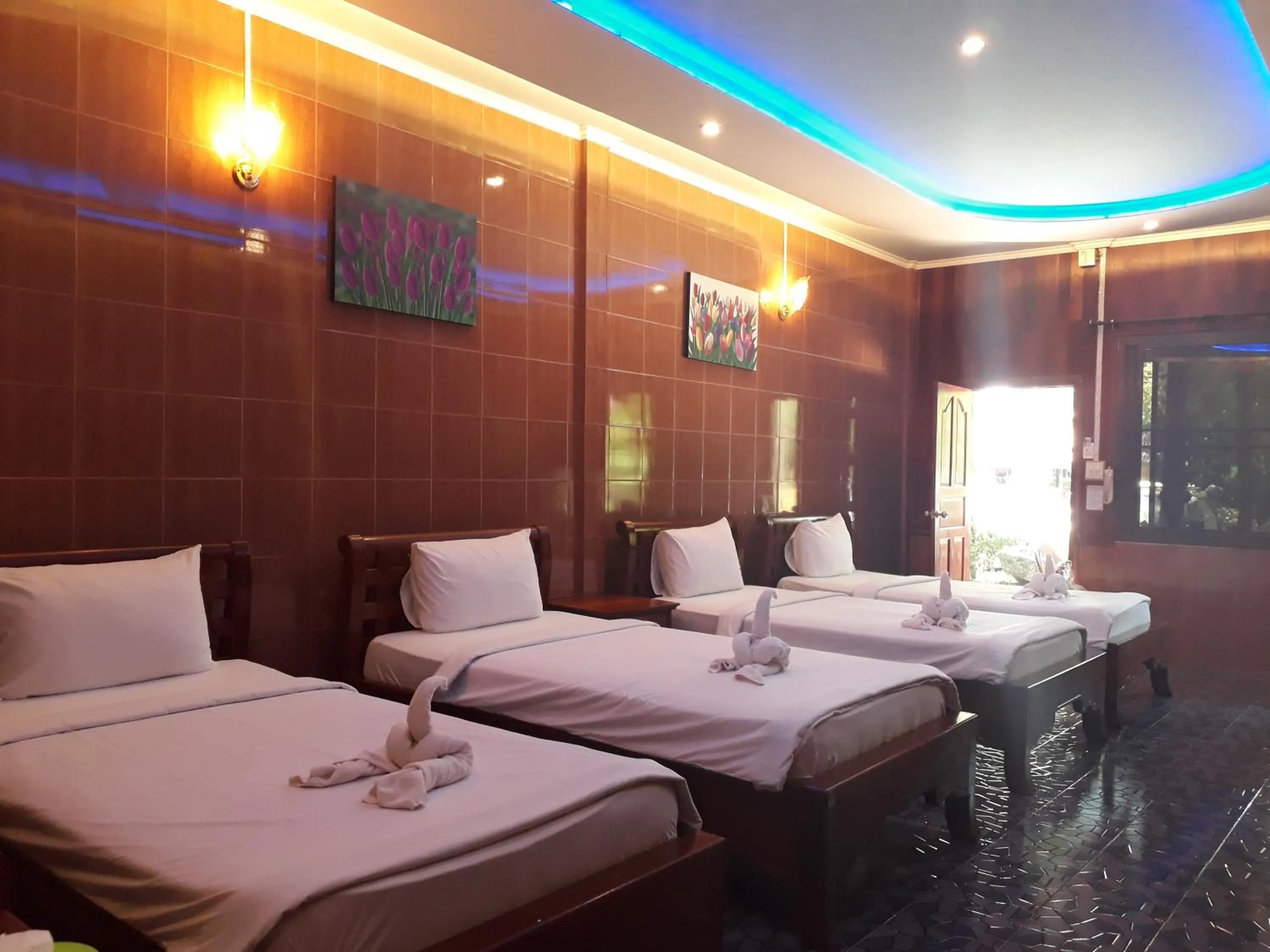 Photo of the whole room, Bed in Pechpailin Resort