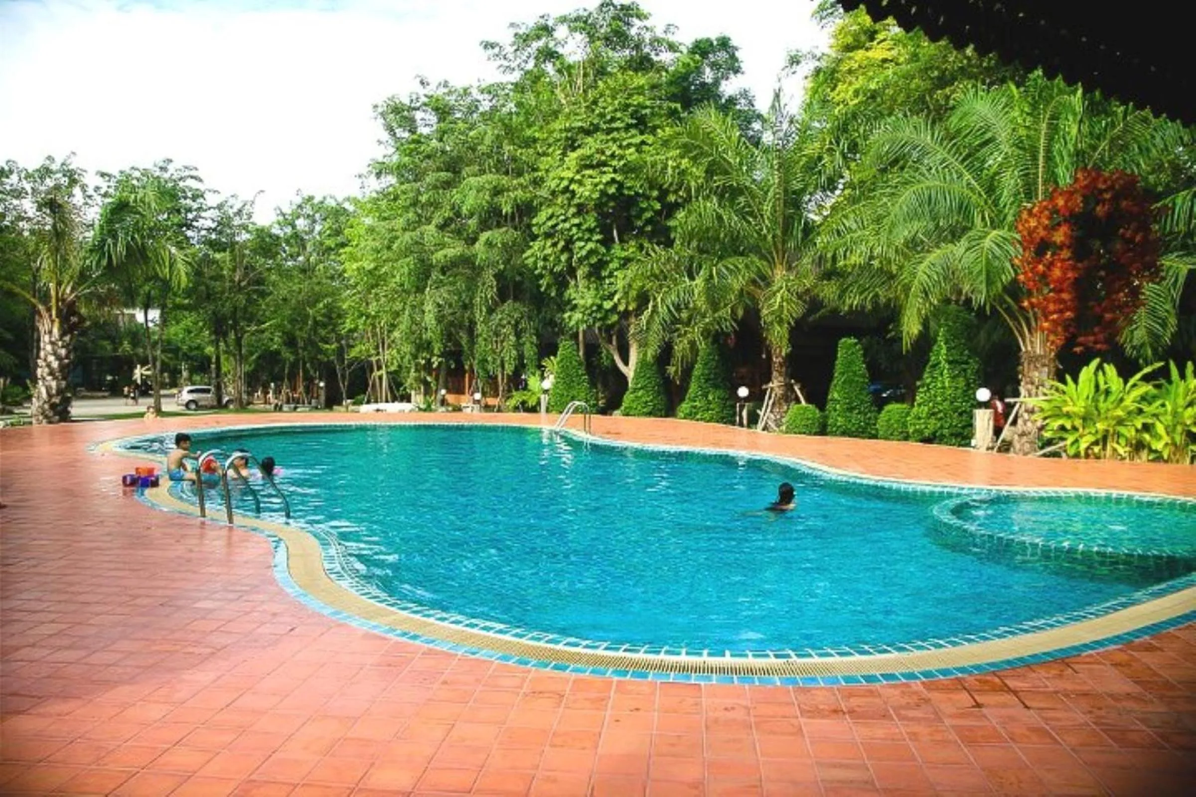 Swimming pool in Pechpailin Resort
