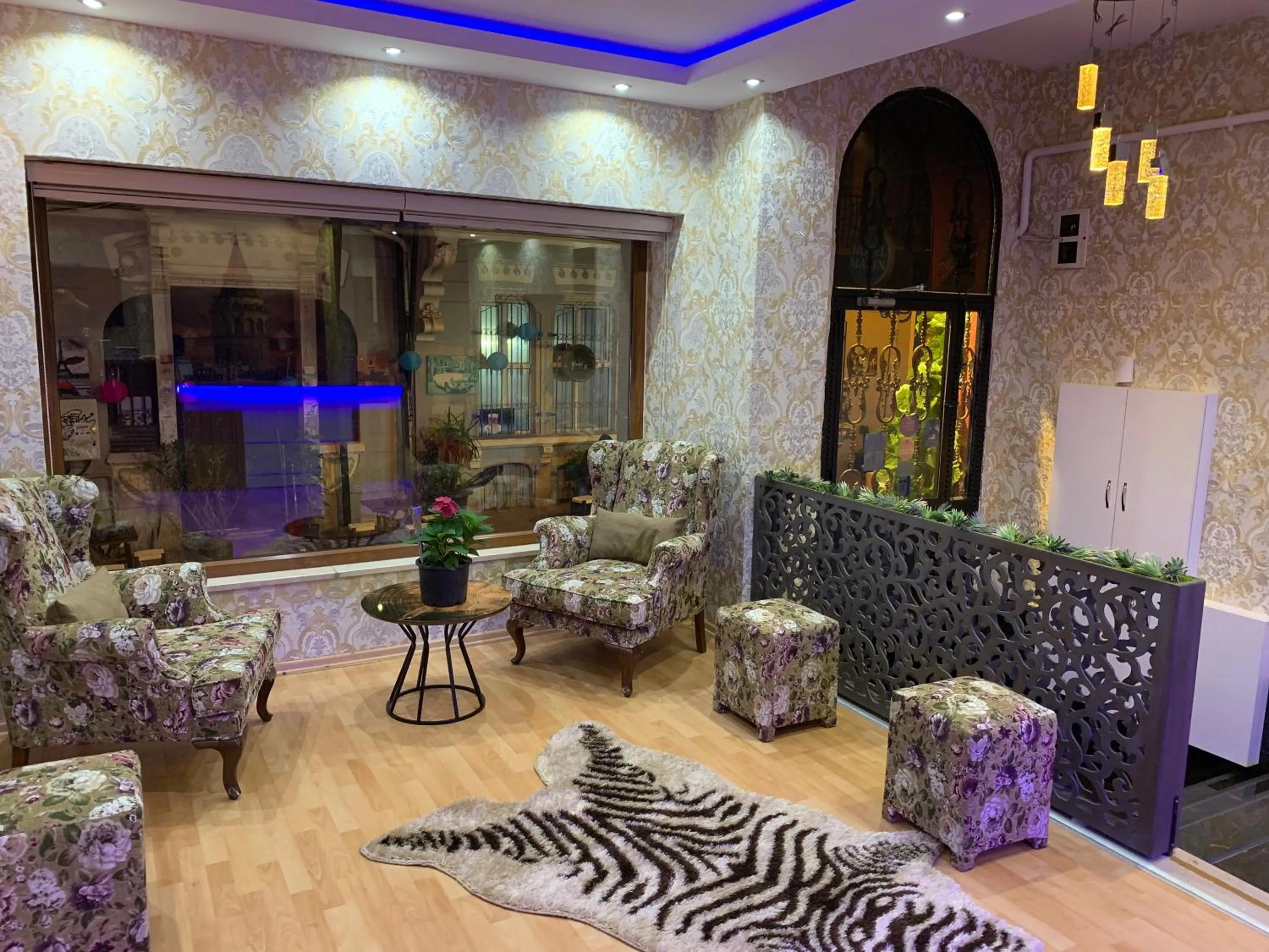 Facade/entrance in Taxim Hotel Marin