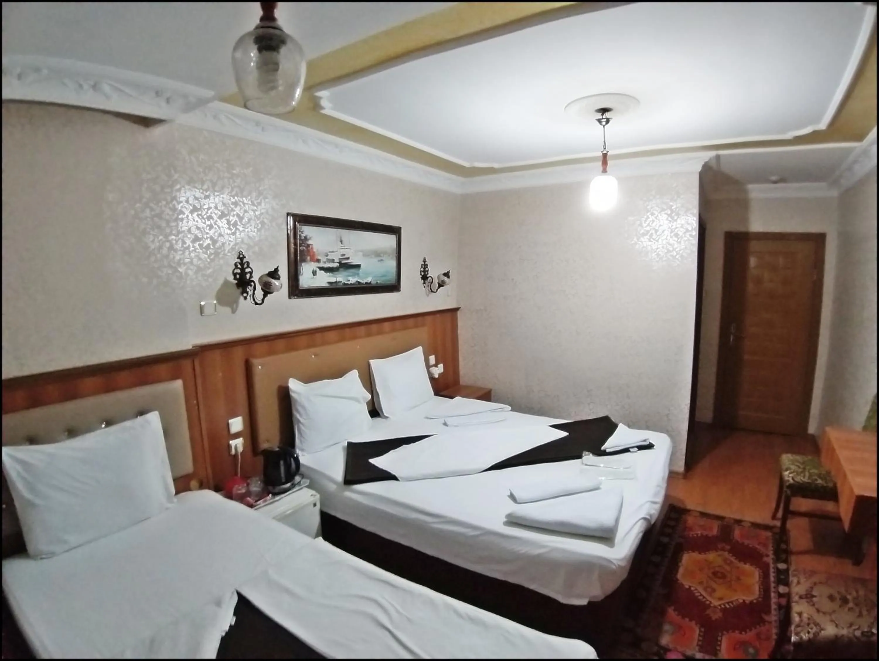 Photo of the whole room, Bed in Istanbul Sydney Hotel