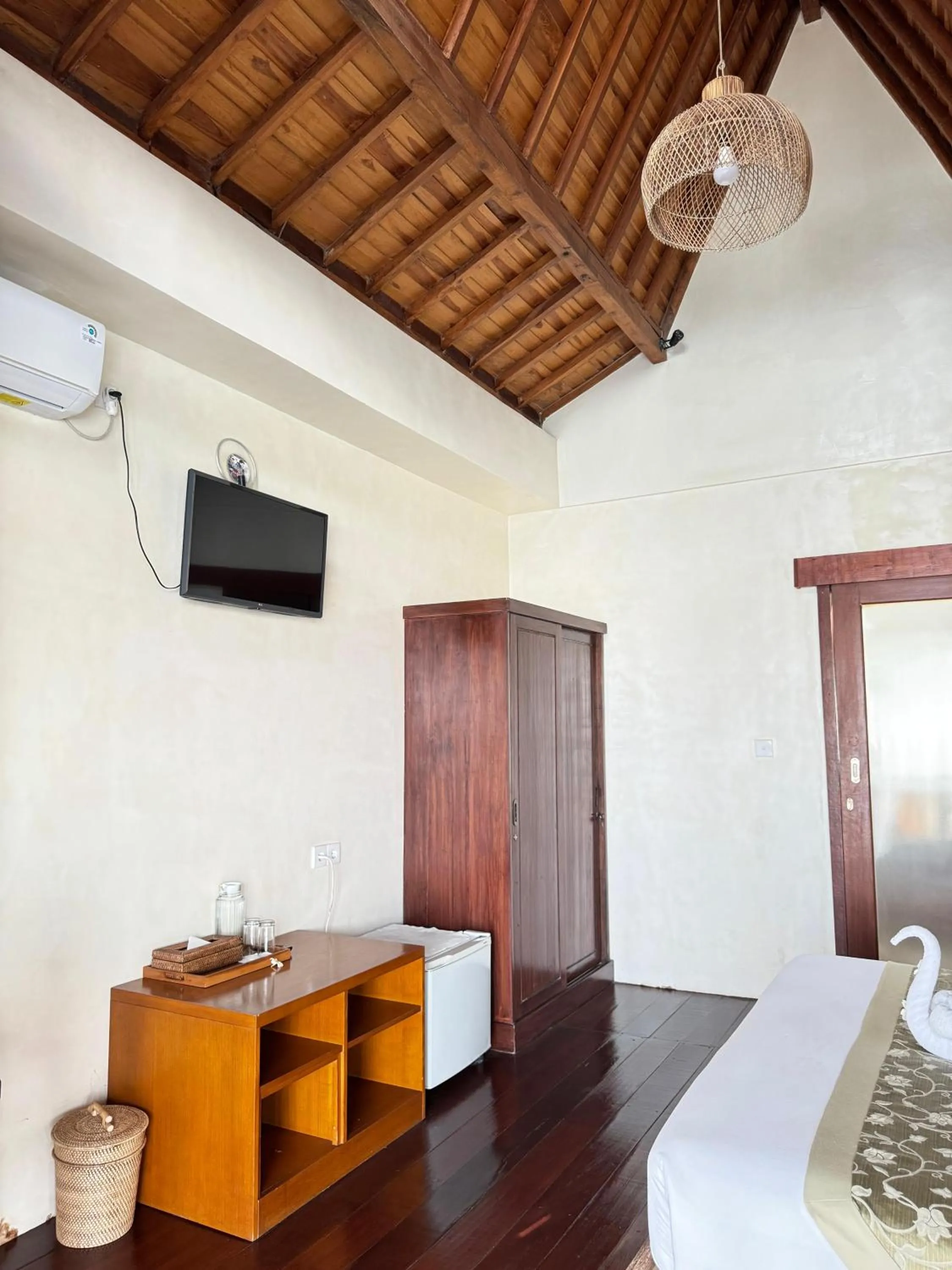 Communal lounge/ TV room, Bed in La Pan Nam Exotic Villas and Spa