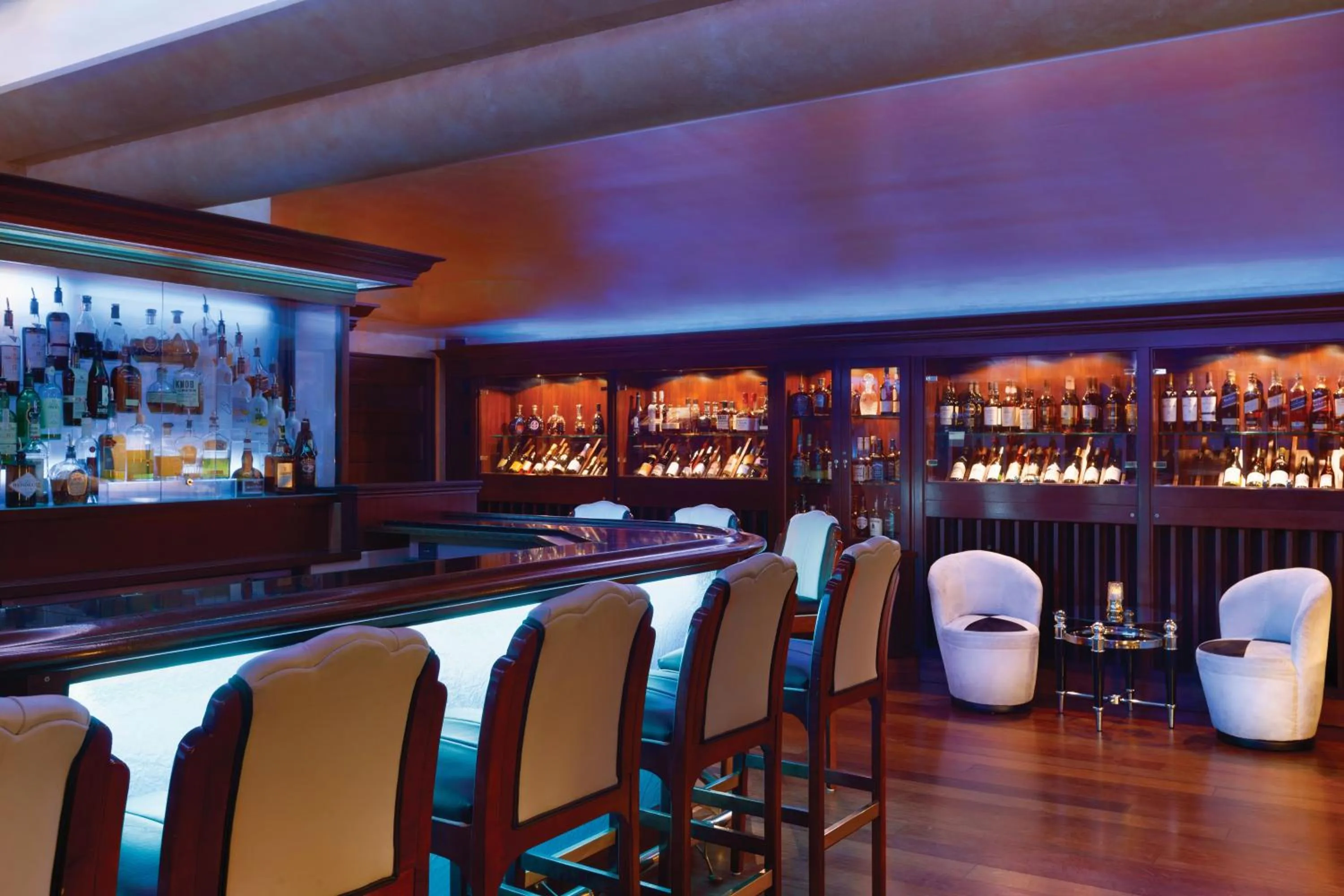Lounge or bar in Harrah's Lake Tahoe, A Caesars Destination