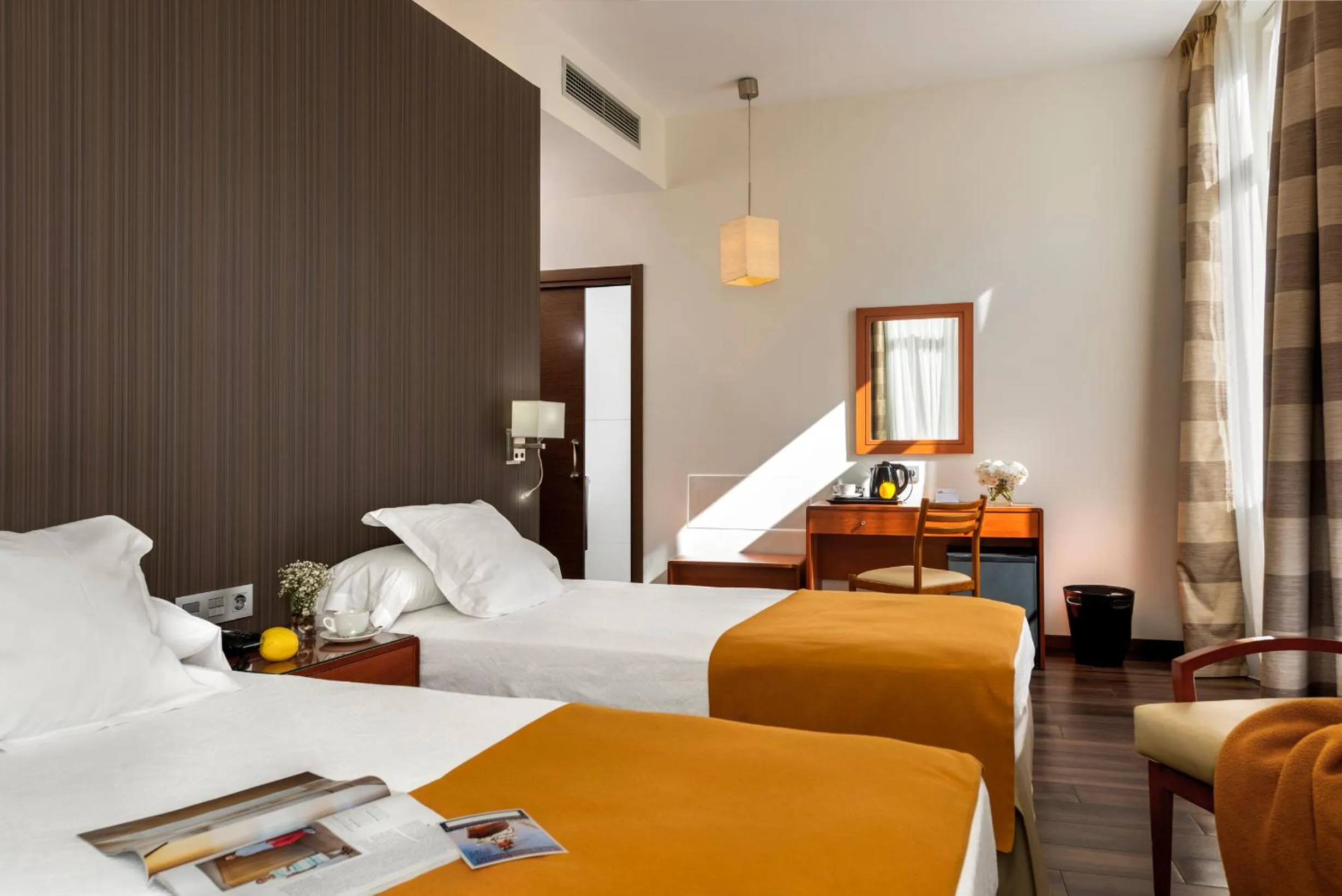 Photo of the whole room, Bed in Hotel de Francia y París