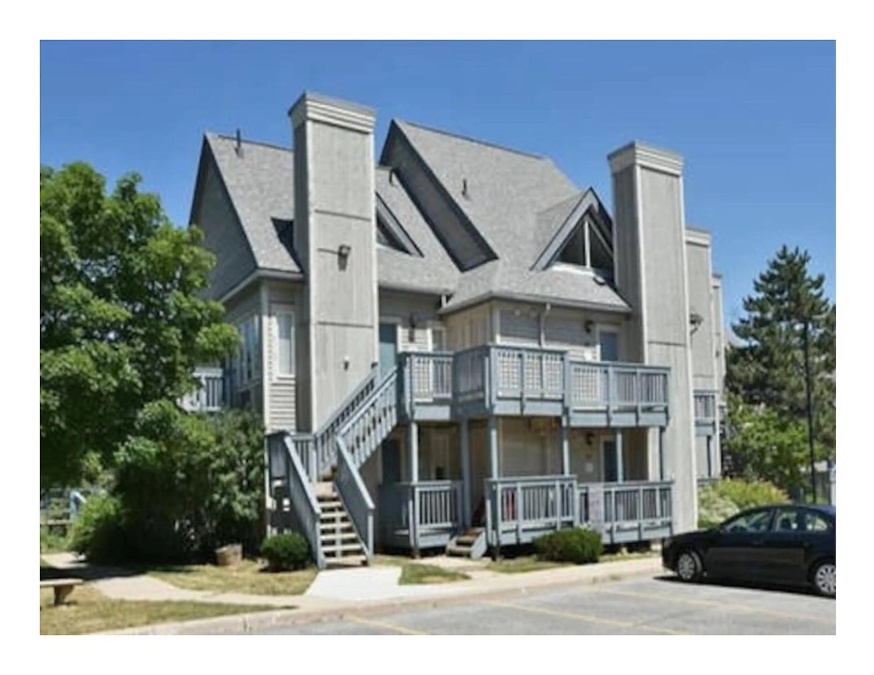 Property building in Artistic Hillside Loft