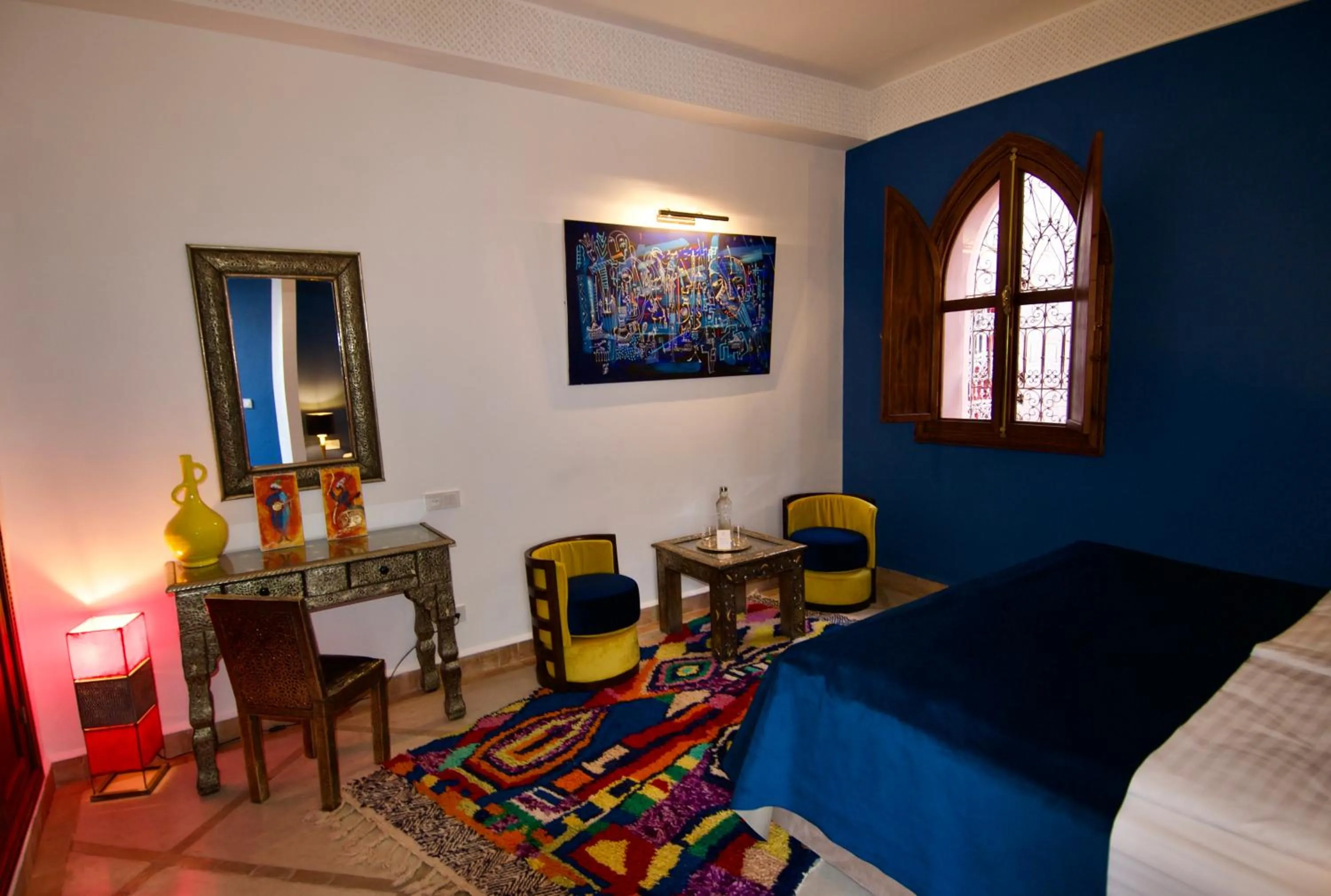 Photo of the whole room in La Claire Fontaine