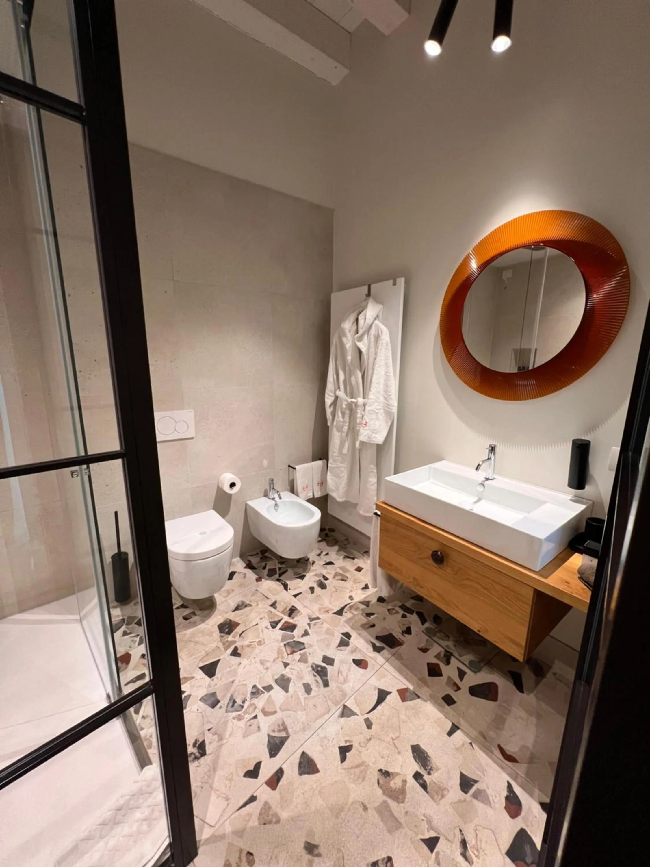 Shower in LEONI DI COLLALTO PALACE