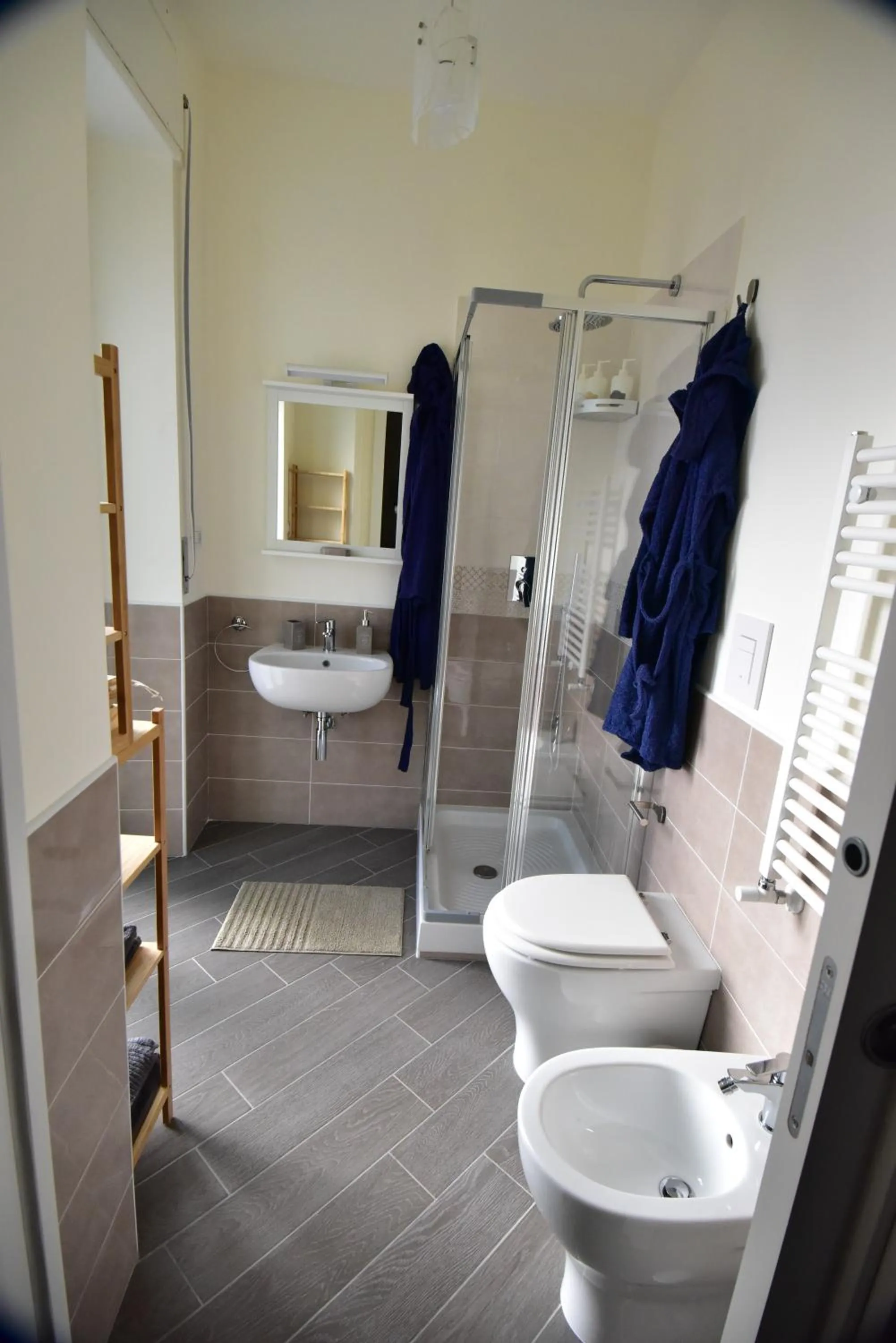 Shower in B&B Lambda