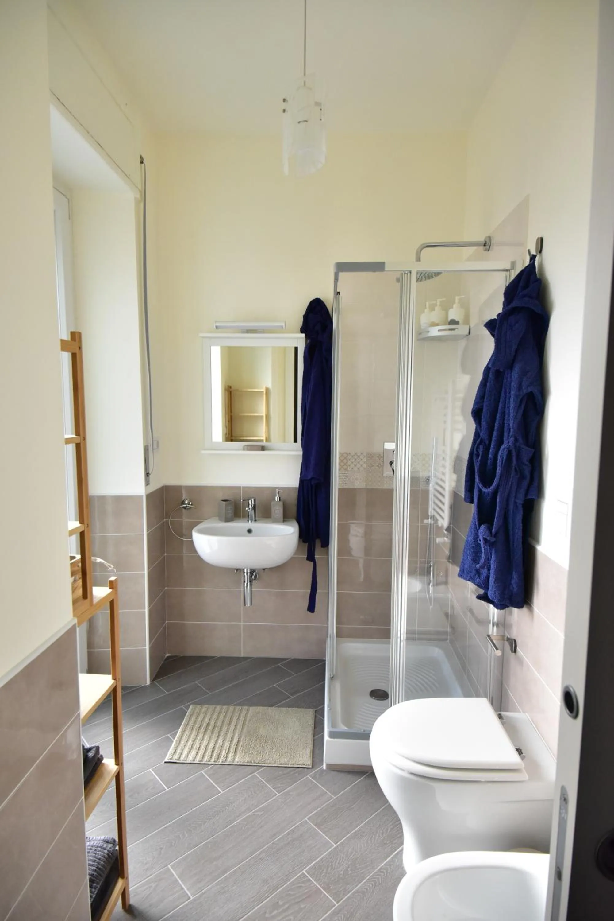 Shower in B&B Lambda