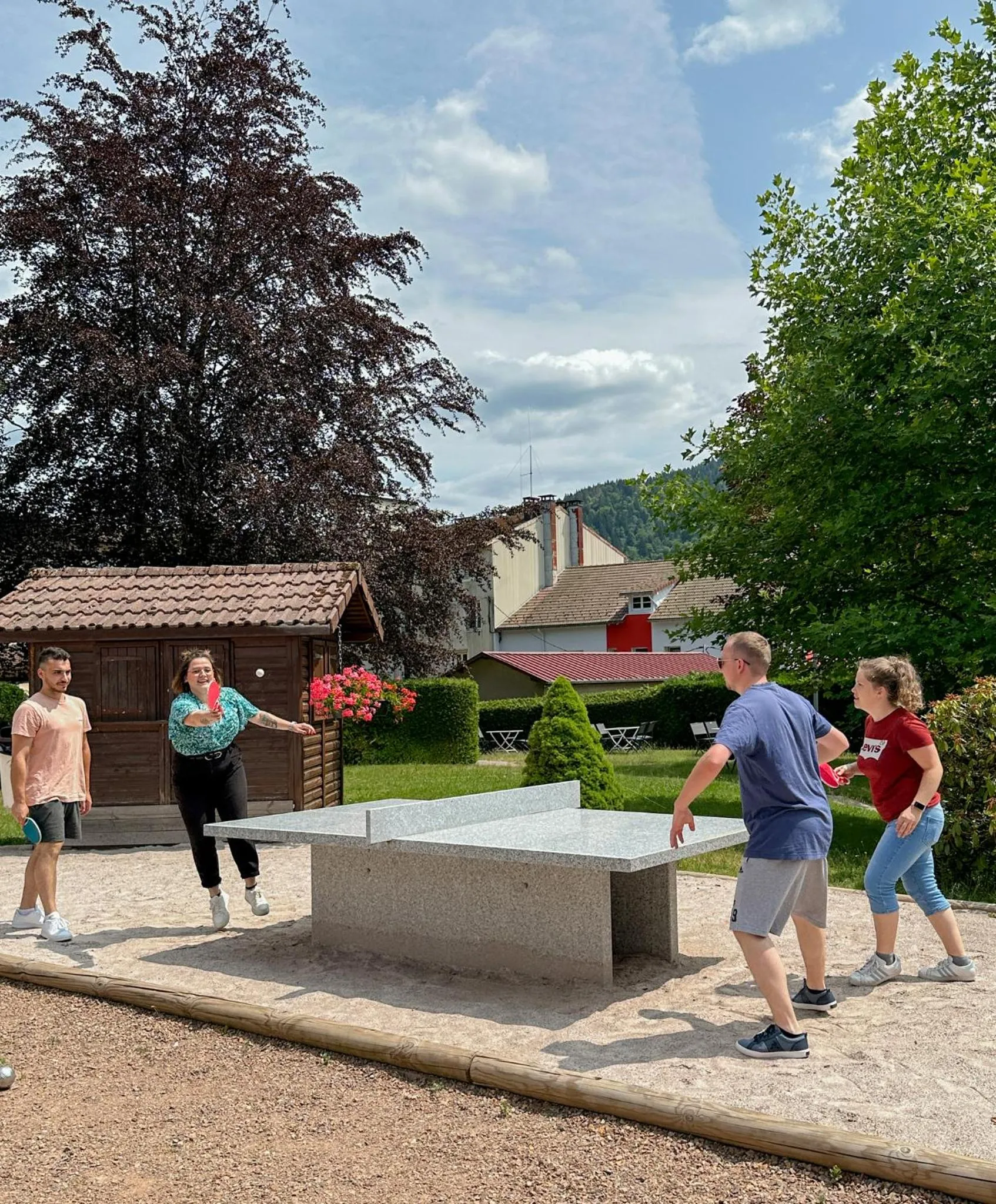 Table tennis in Hotel Les Vallées Labellemontagne