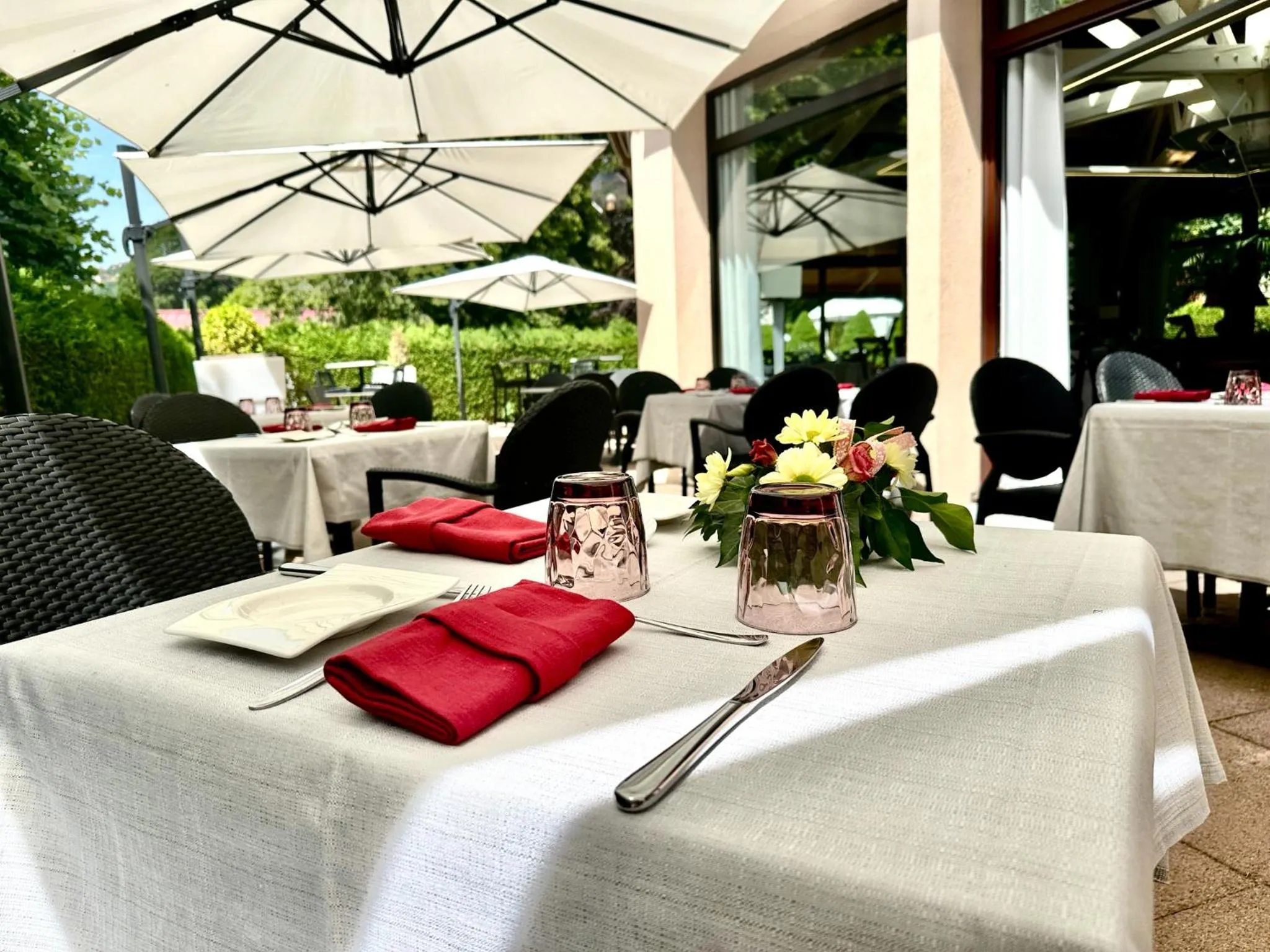 Patio in Hotel Les Vallées Labellemontagne