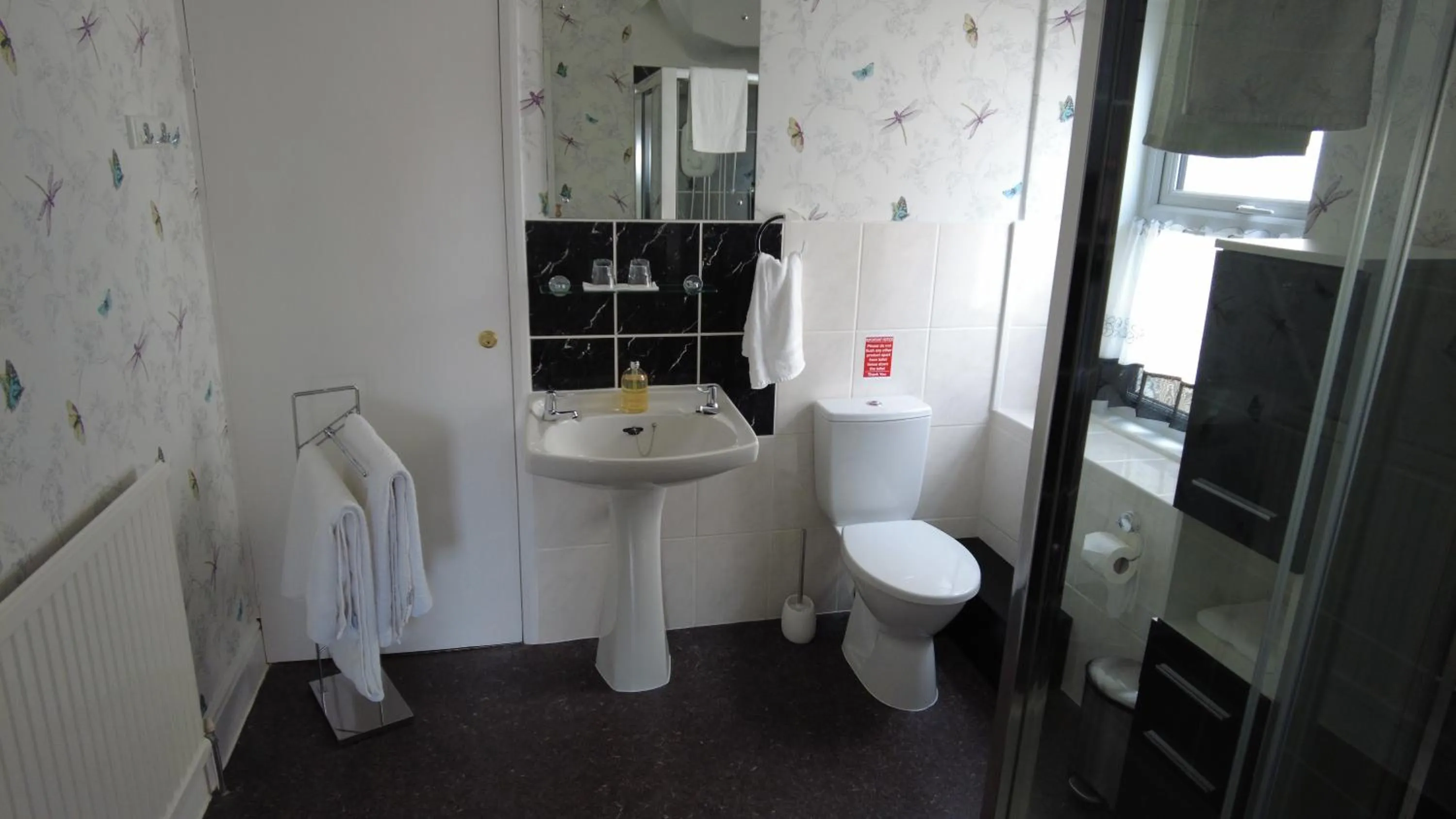 Bathroom in Colbourn Bed and Breakfast