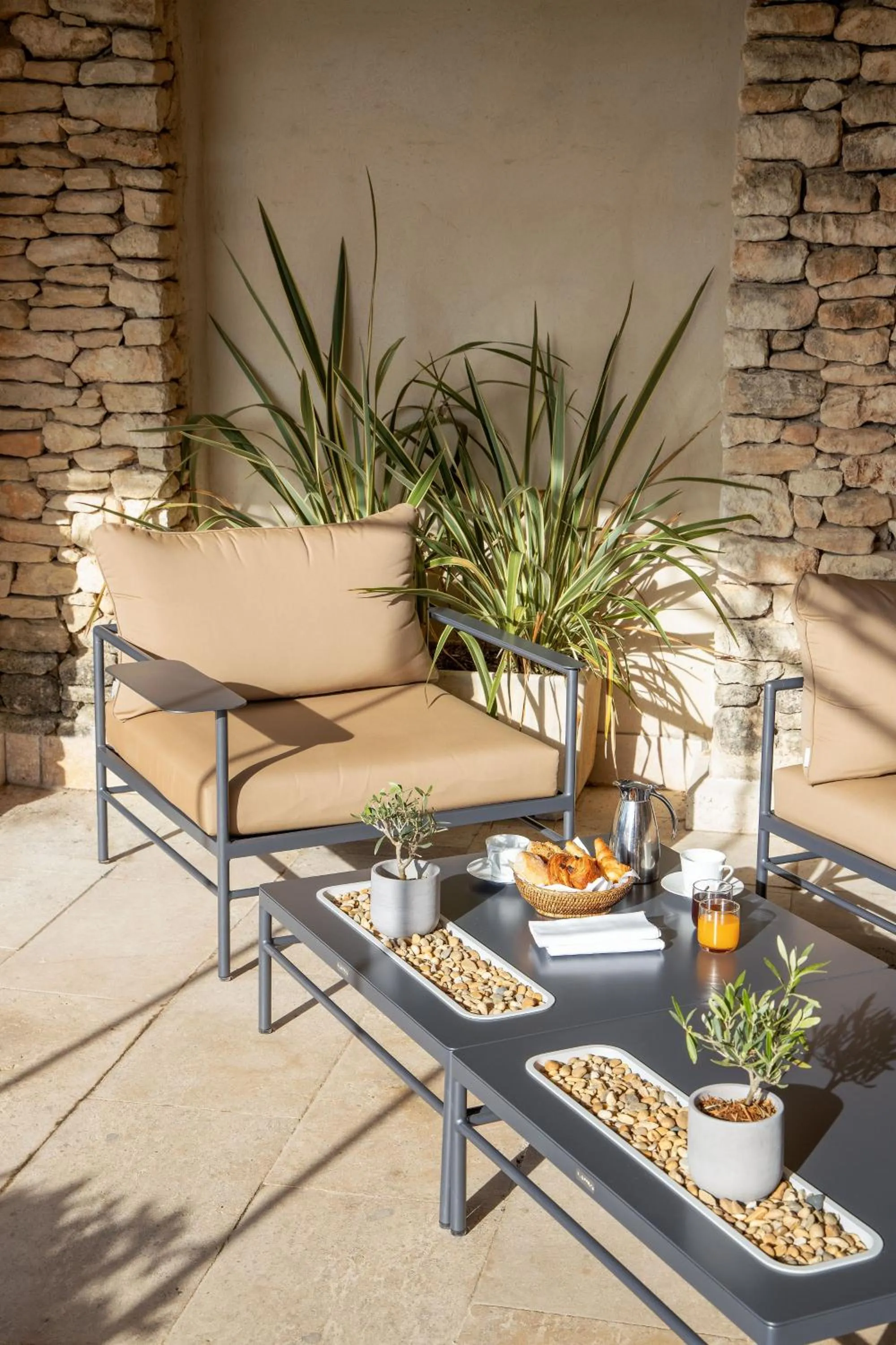 Patio in Mas des Herbes Blanches Hôtel & Spa – Relais & Châteaux