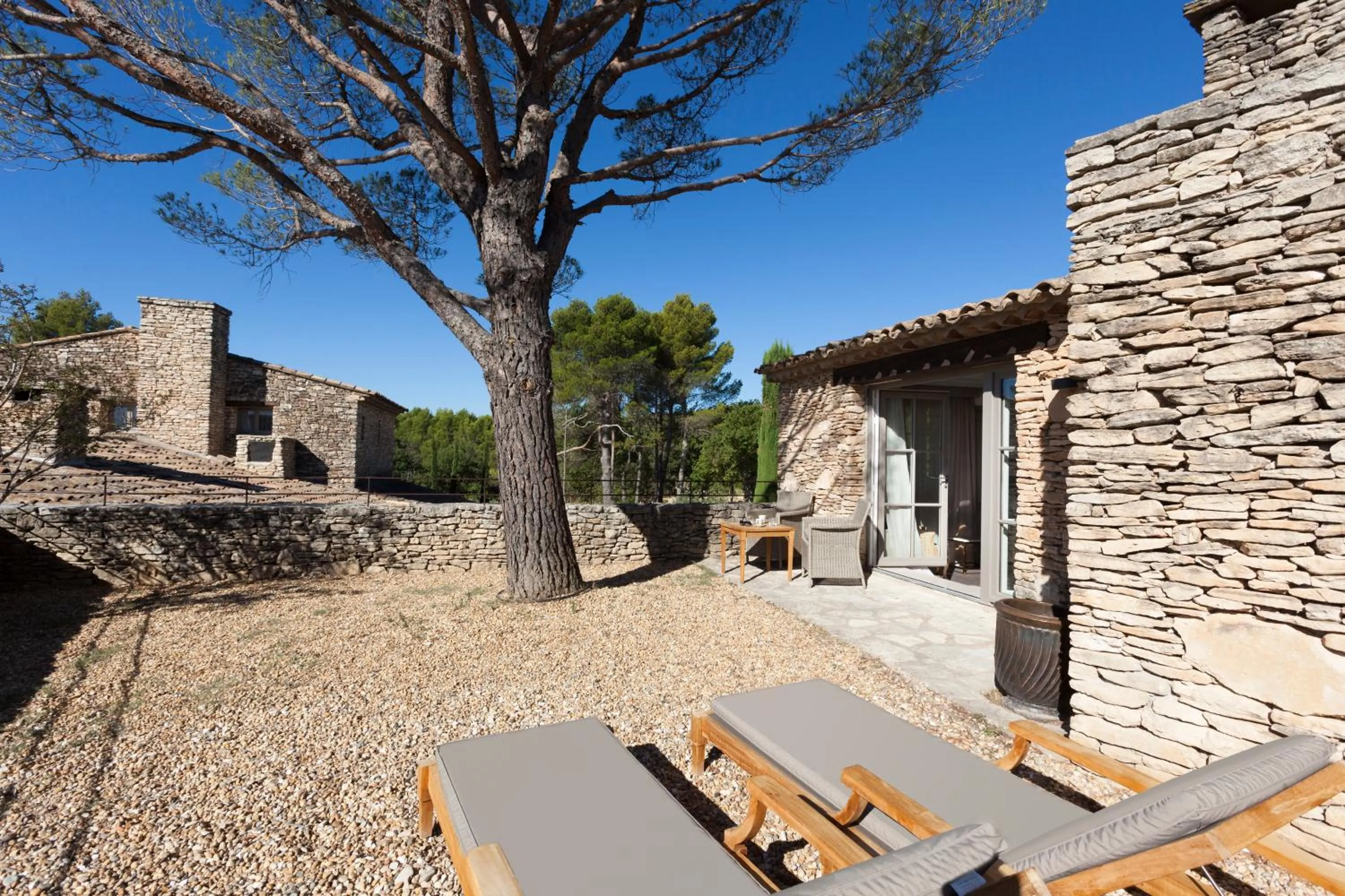 Patio in Mas des Herbes Blanches Hôtel & Spa – Relais & Châteaux