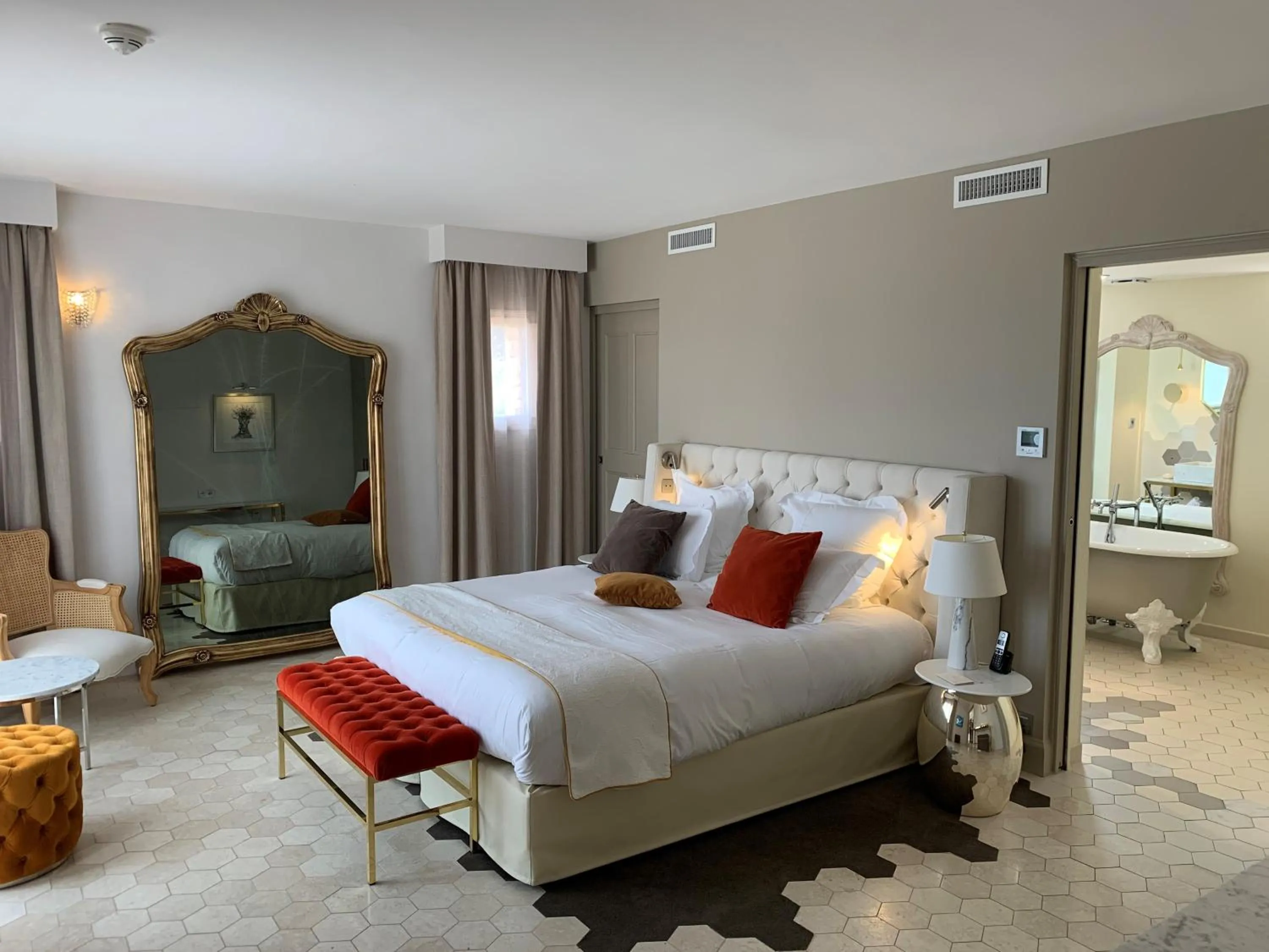 Property building, Bed in Mas des Herbes Blanches Hôtel & Spa – Relais & Châteaux