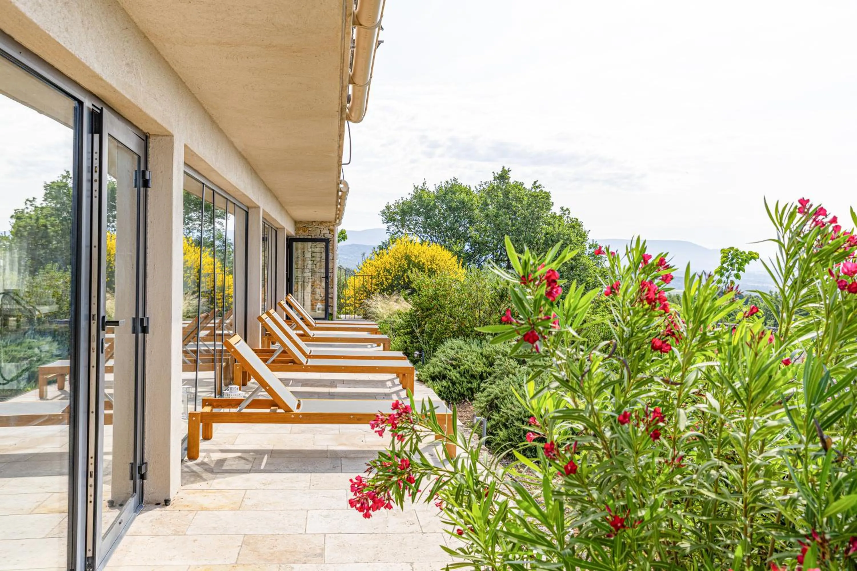 Patio in Mas des Herbes Blanches Hôtel & Spa – Relais & Châteaux