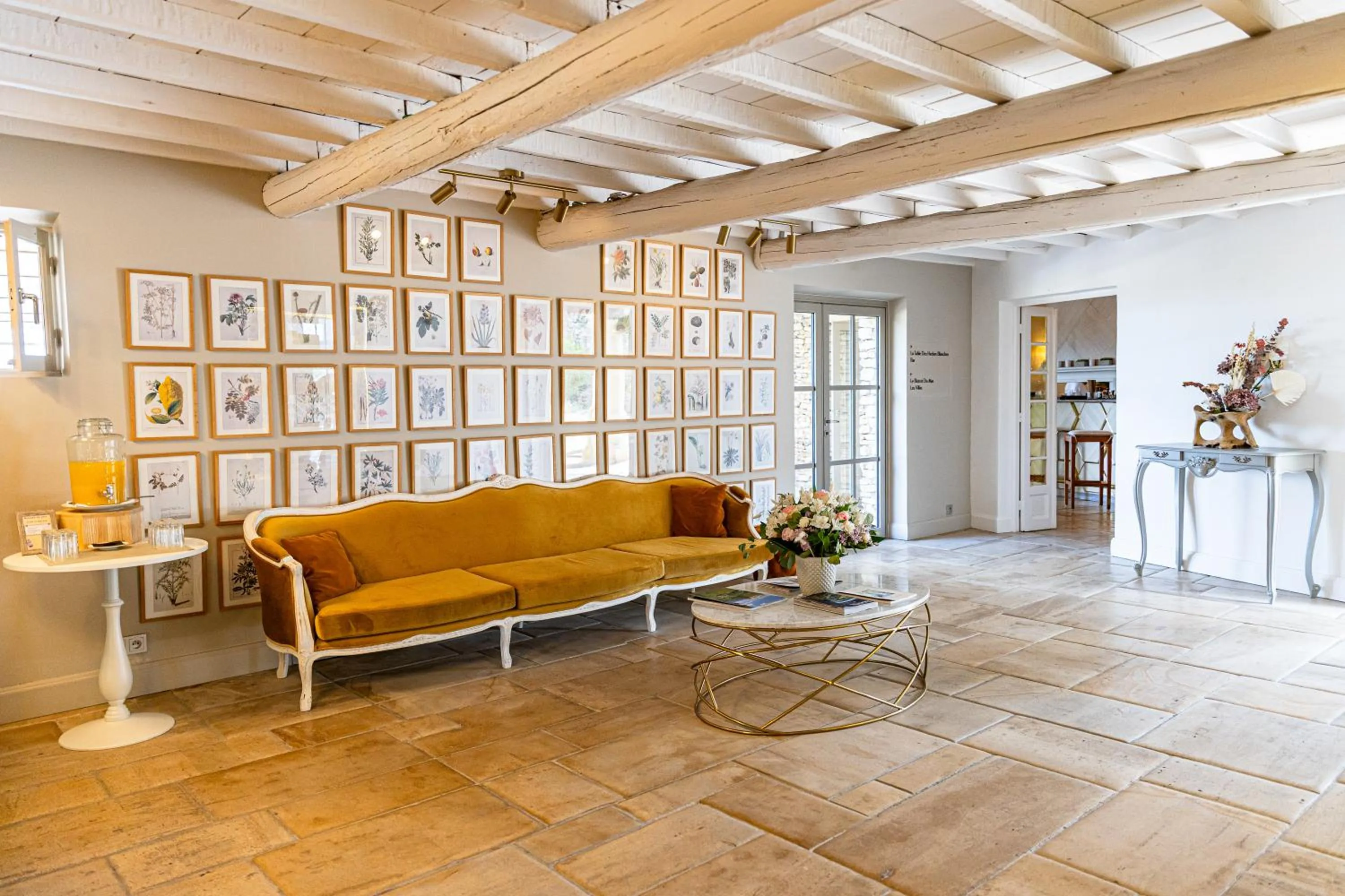 Lobby or reception in Mas des Herbes Blanches Hôtel & Spa – Relais & Châteaux