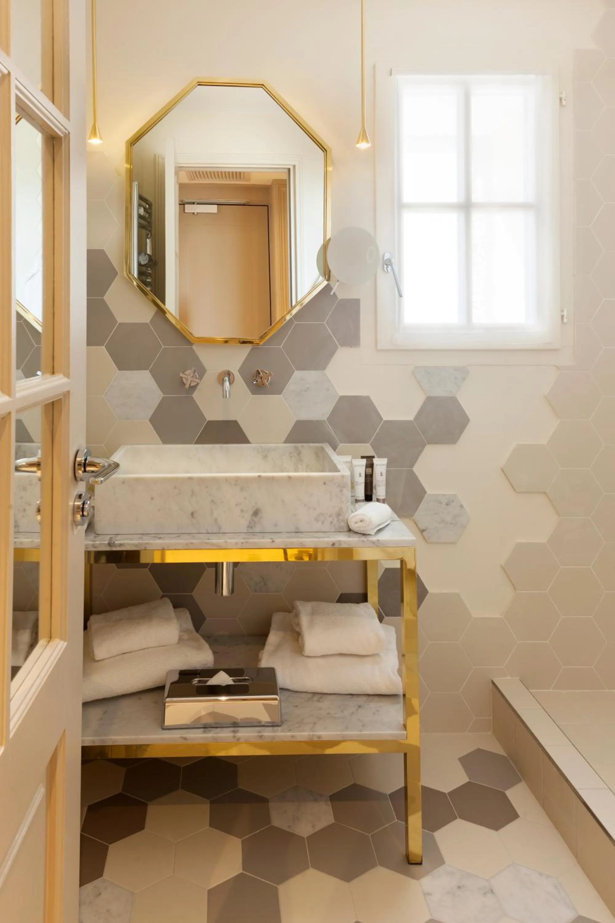 Shower in Mas des Herbes Blanches Hôtel & Spa – Relais & Châteaux