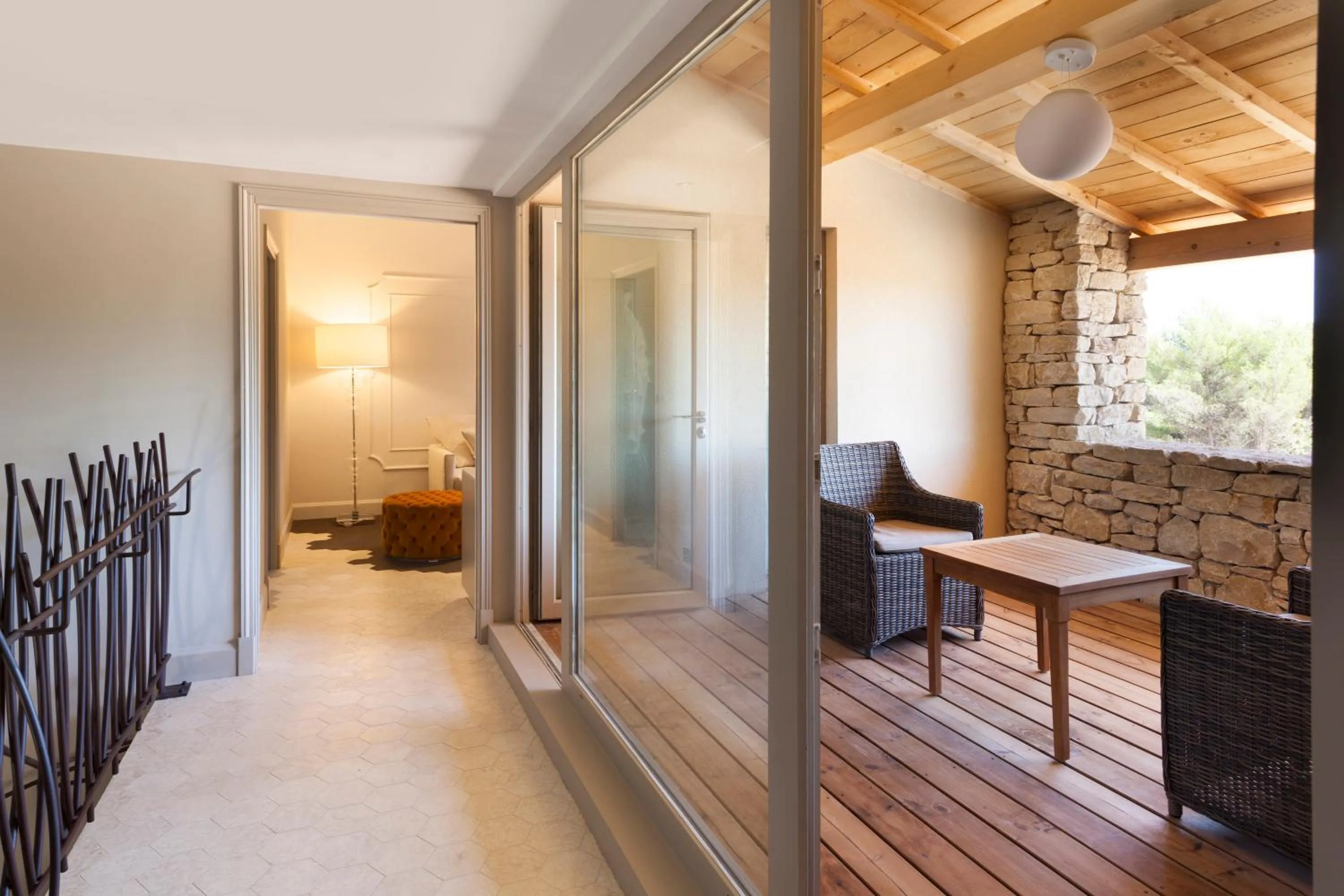 Patio in Mas des Herbes Blanches Hôtel & Spa – Relais & Châteaux