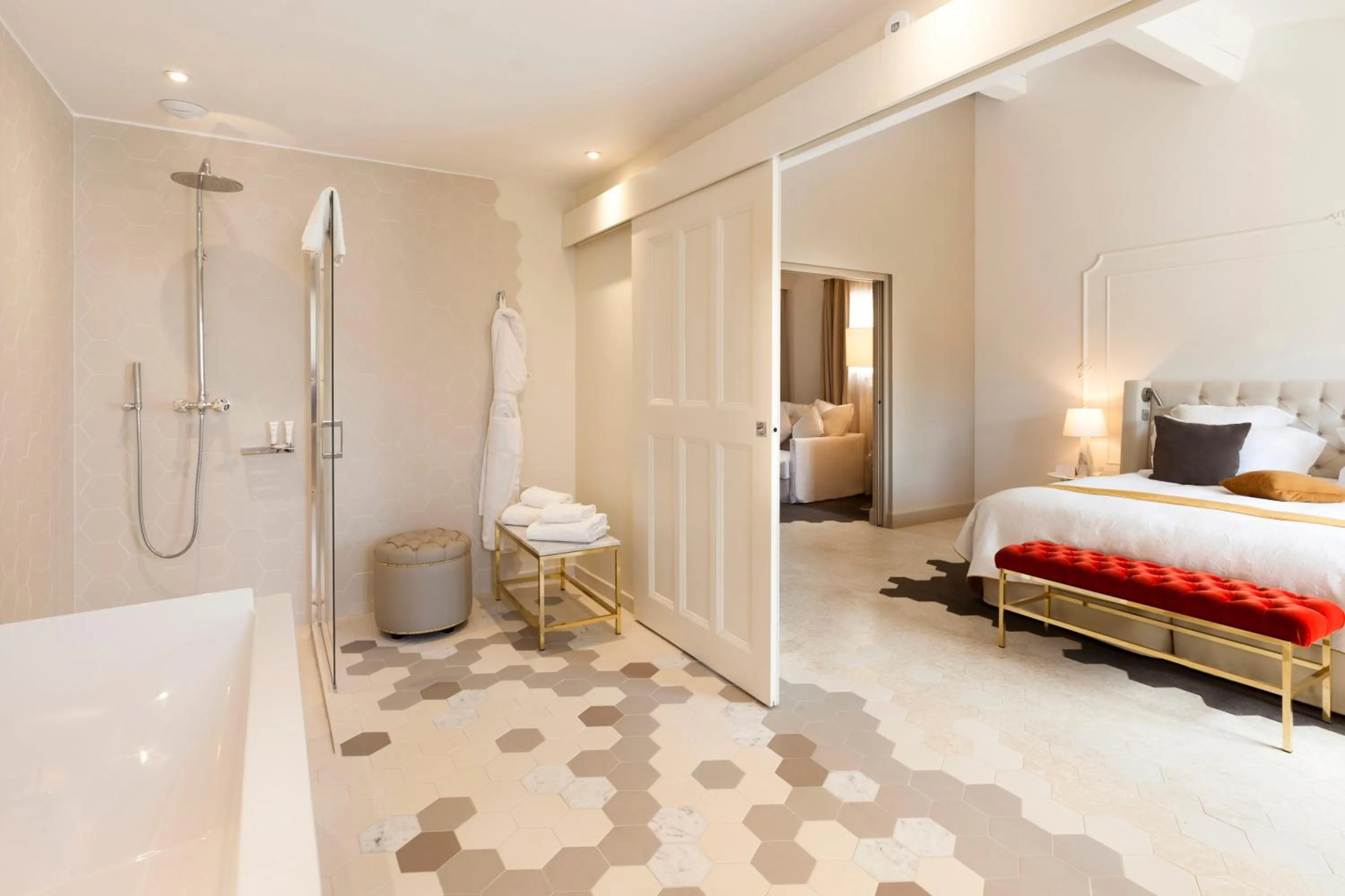 Bathroom, Bed in Mas des Herbes Blanches Hôtel & Spa – Relais & Châteaux