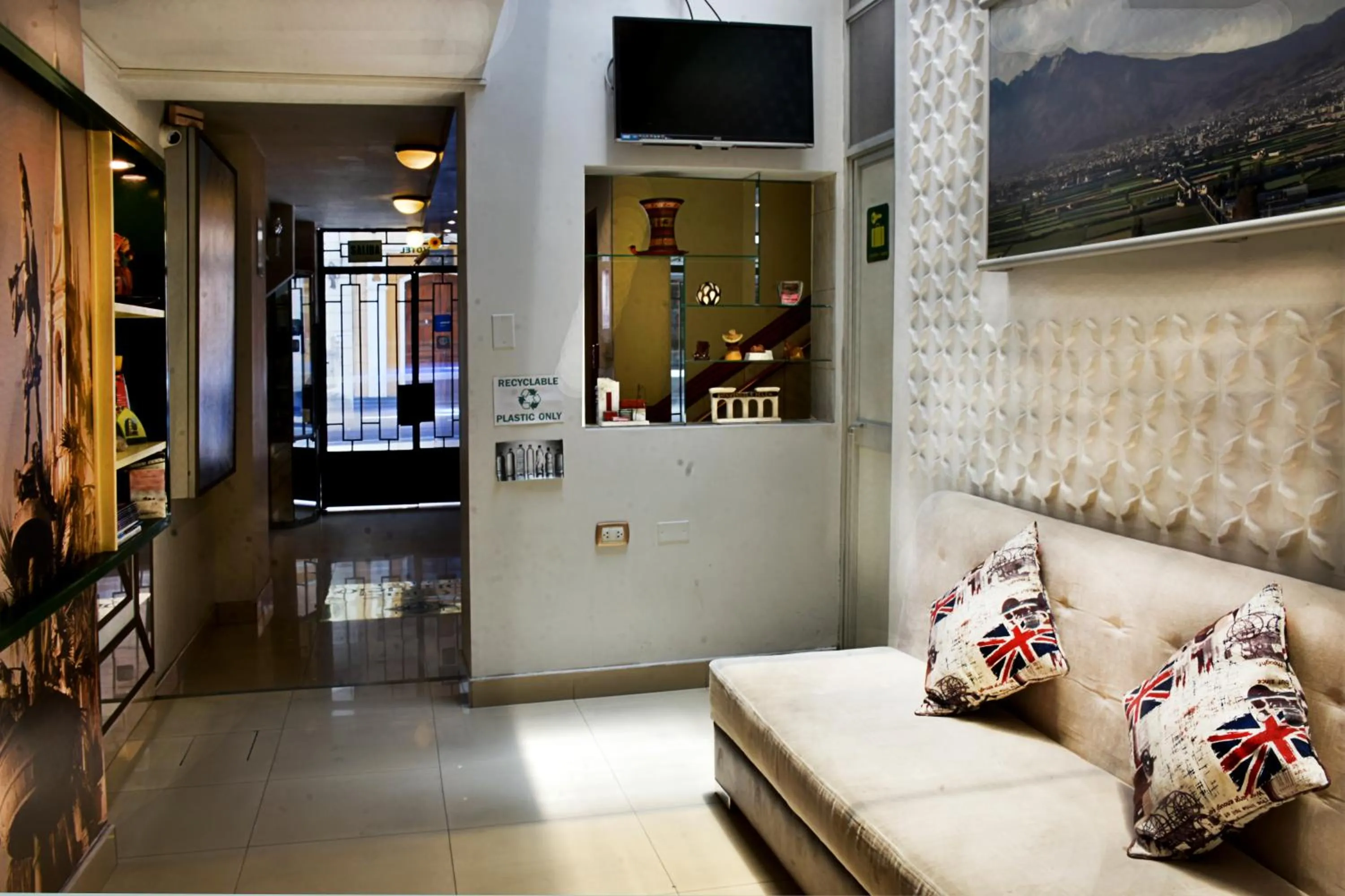 Communal lounge/ TV room in TERRAMISTICA CENTRO BY Casa Consuelo