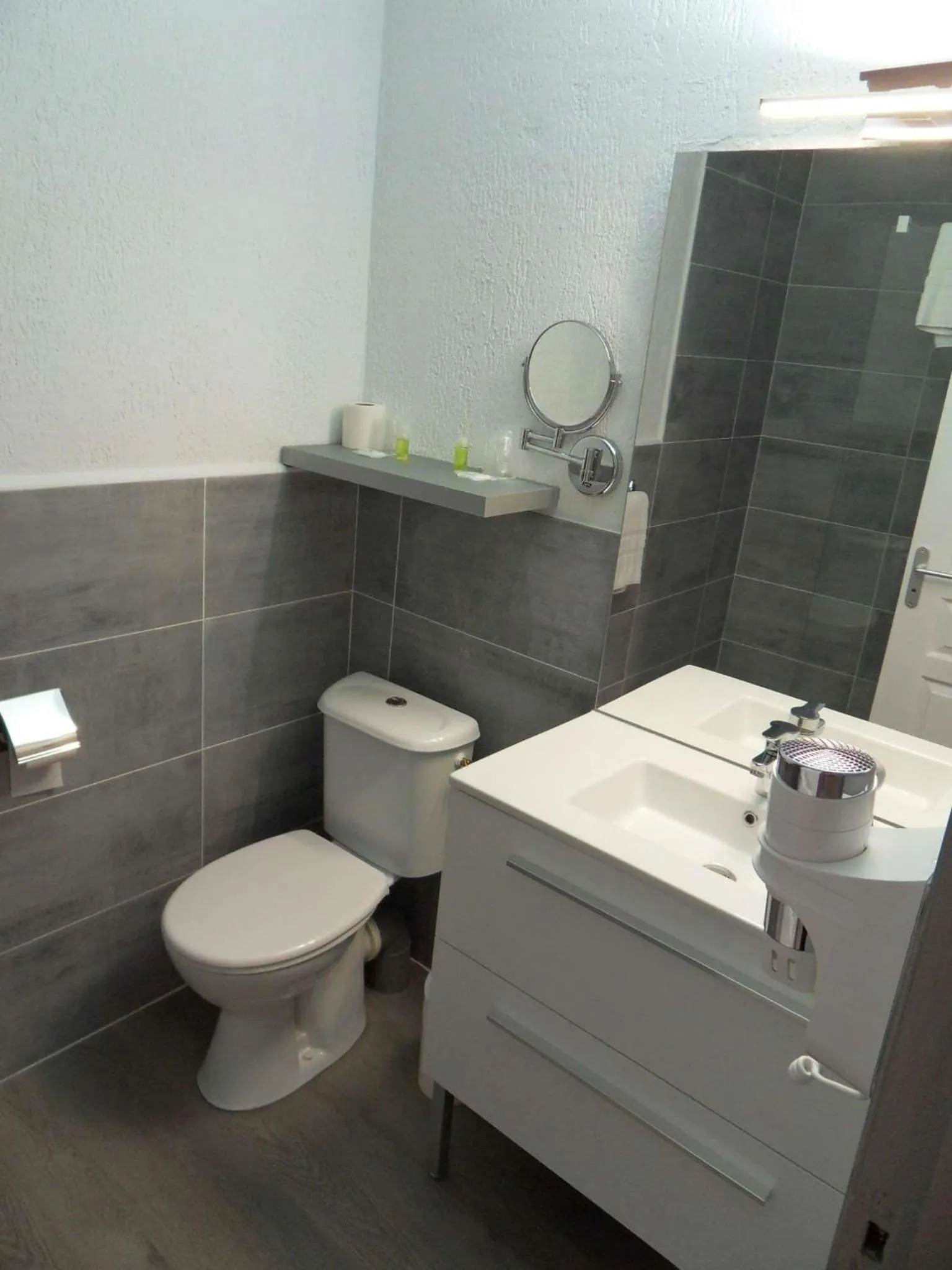 Bathroom in Brit Hotel Opal Centre Port