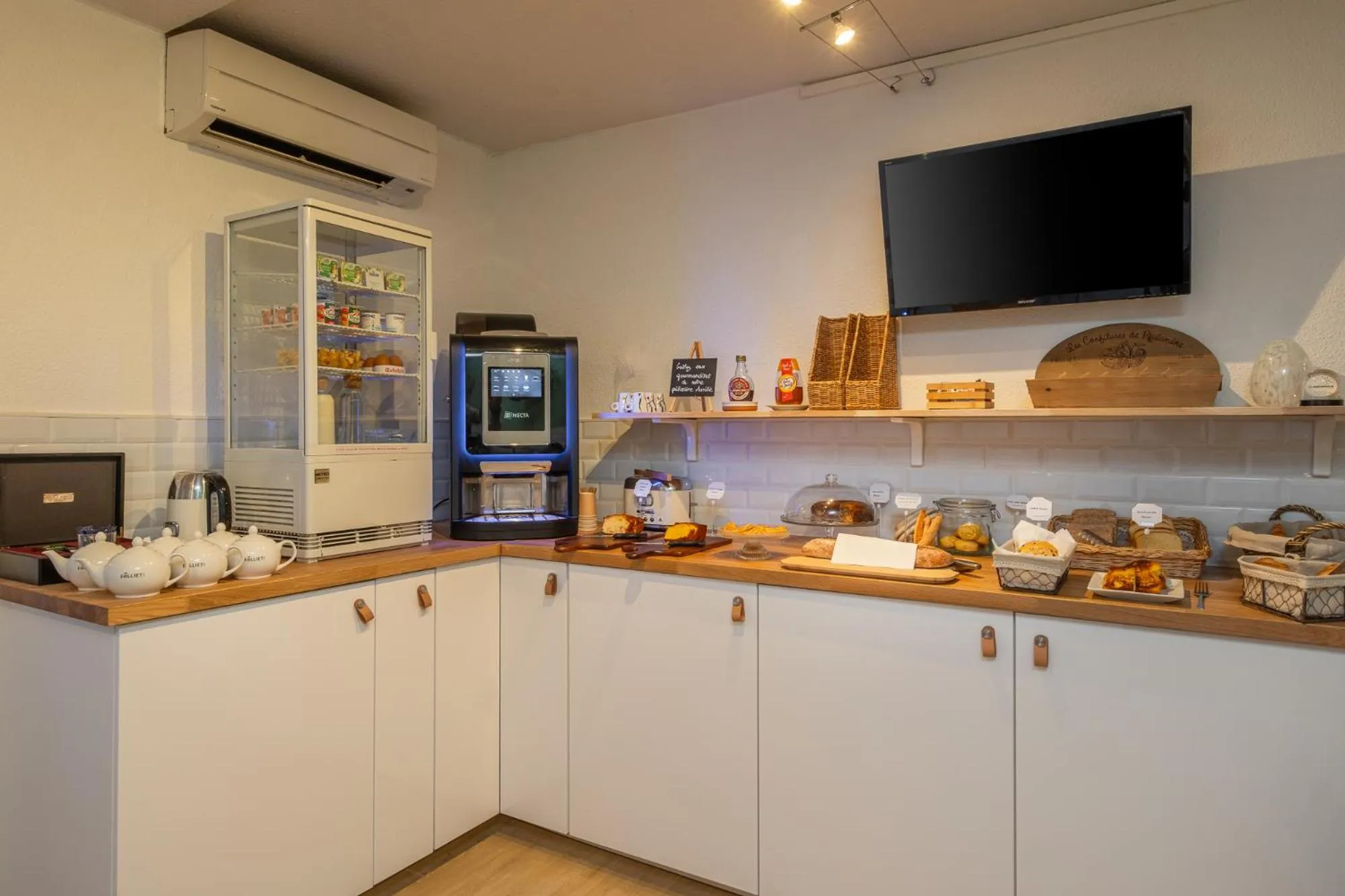 Breakfast in Brit Hotel Opal Centre Port