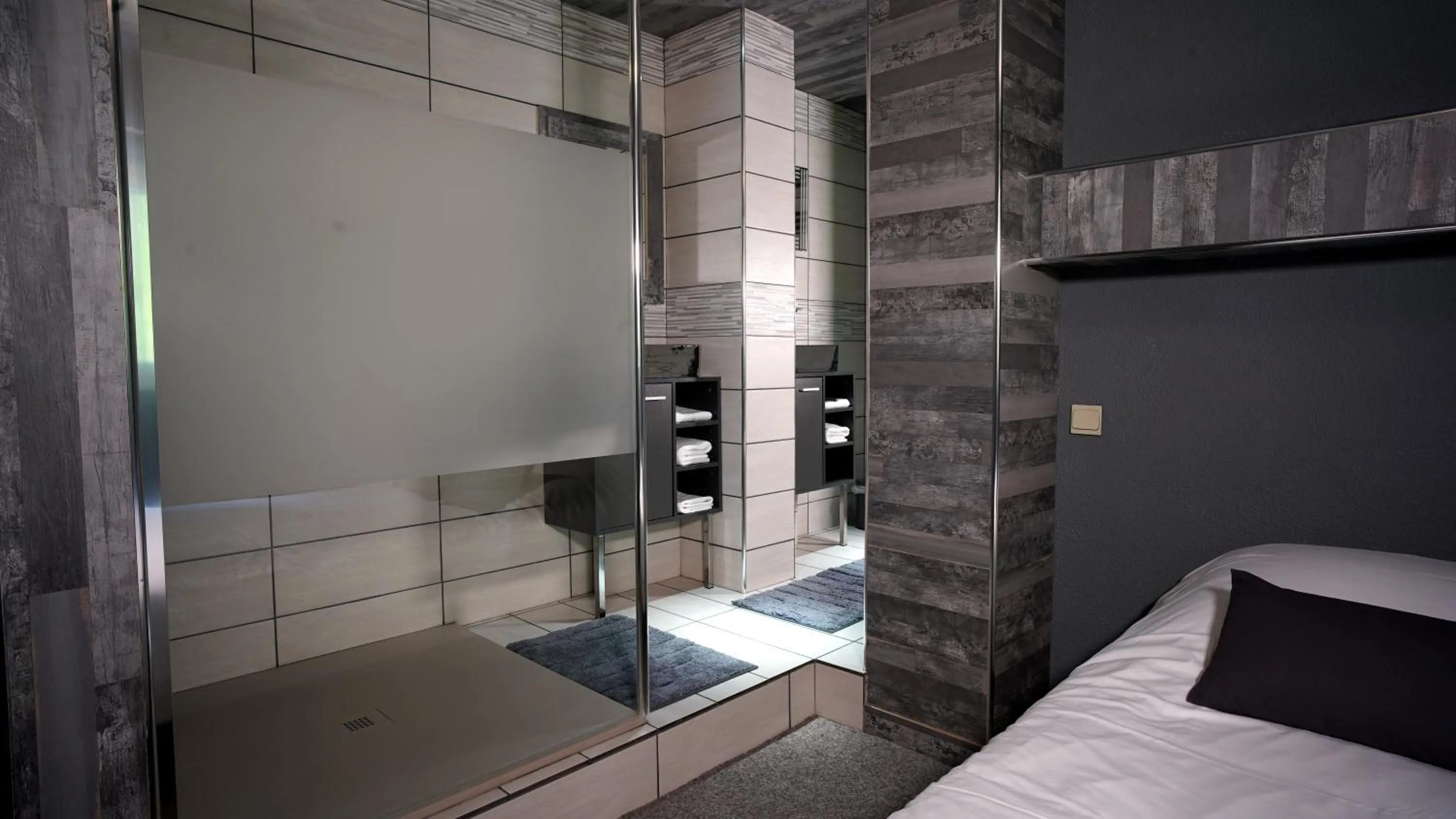 Shower, Bed in La Sapinière St Lary Soulan