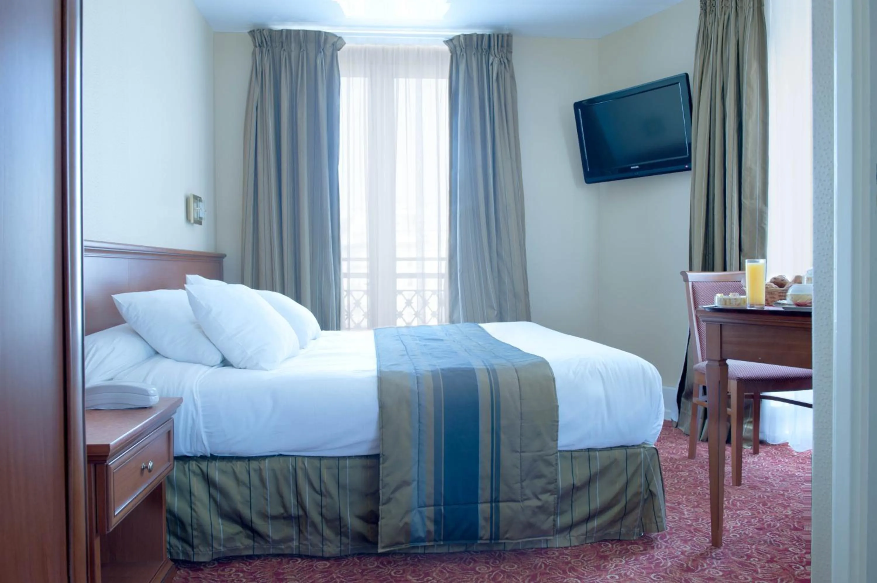 Photo of the whole room, Bed in Berkeley