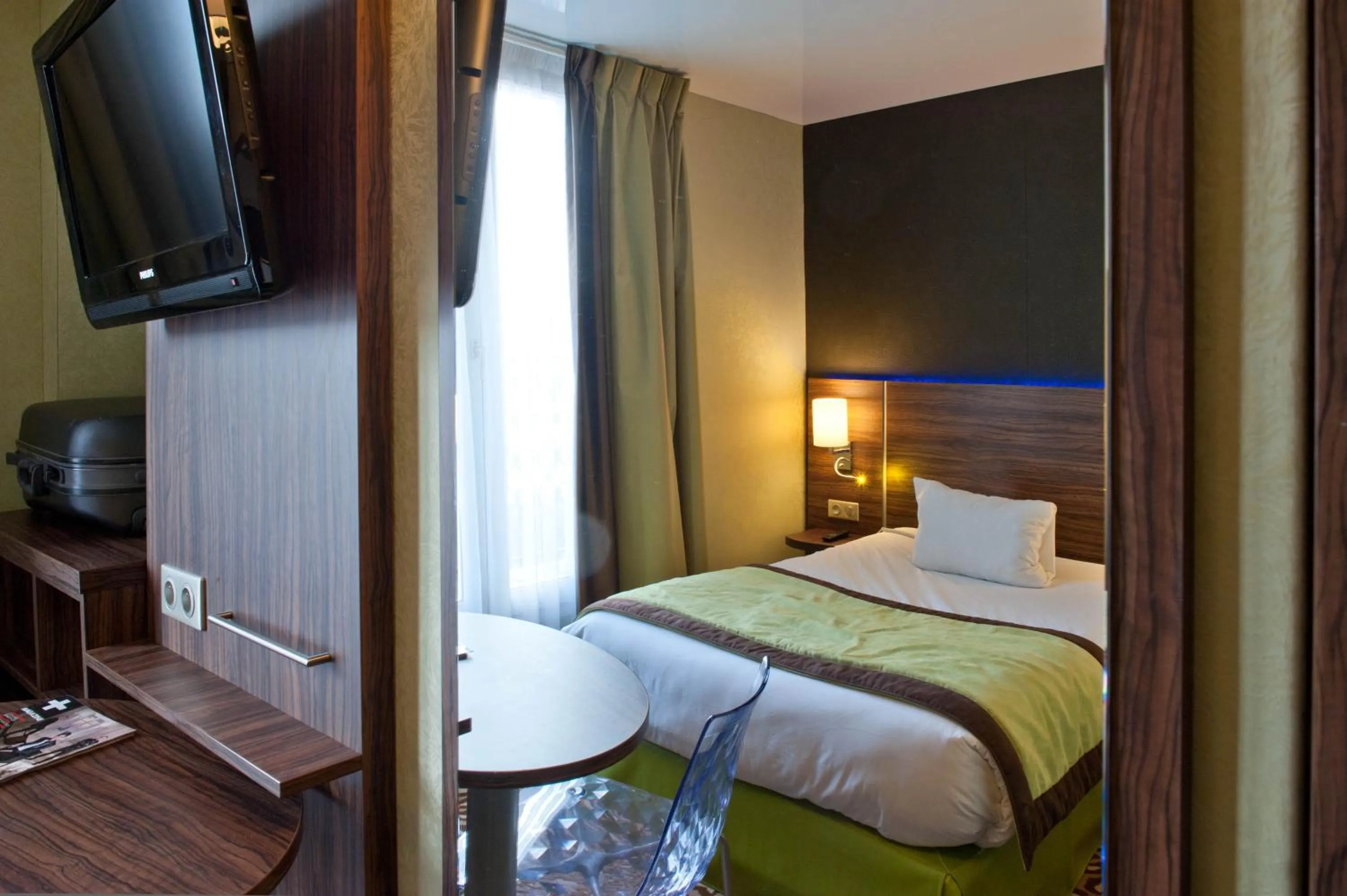 Photo of the whole room, Bed in Berkeley