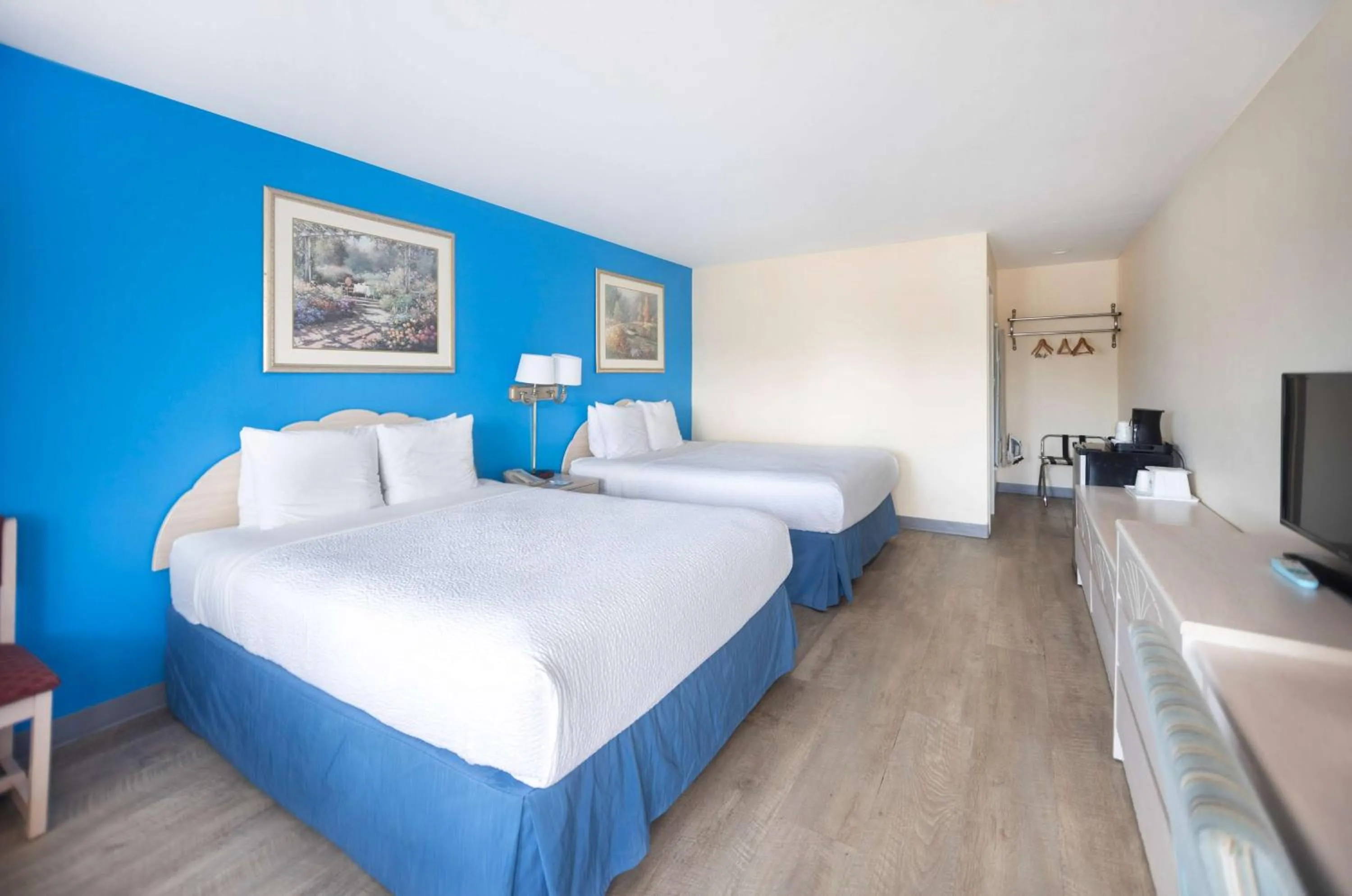 Photo of the whole room in Days Inn by Wyndham Hicksville Long Island