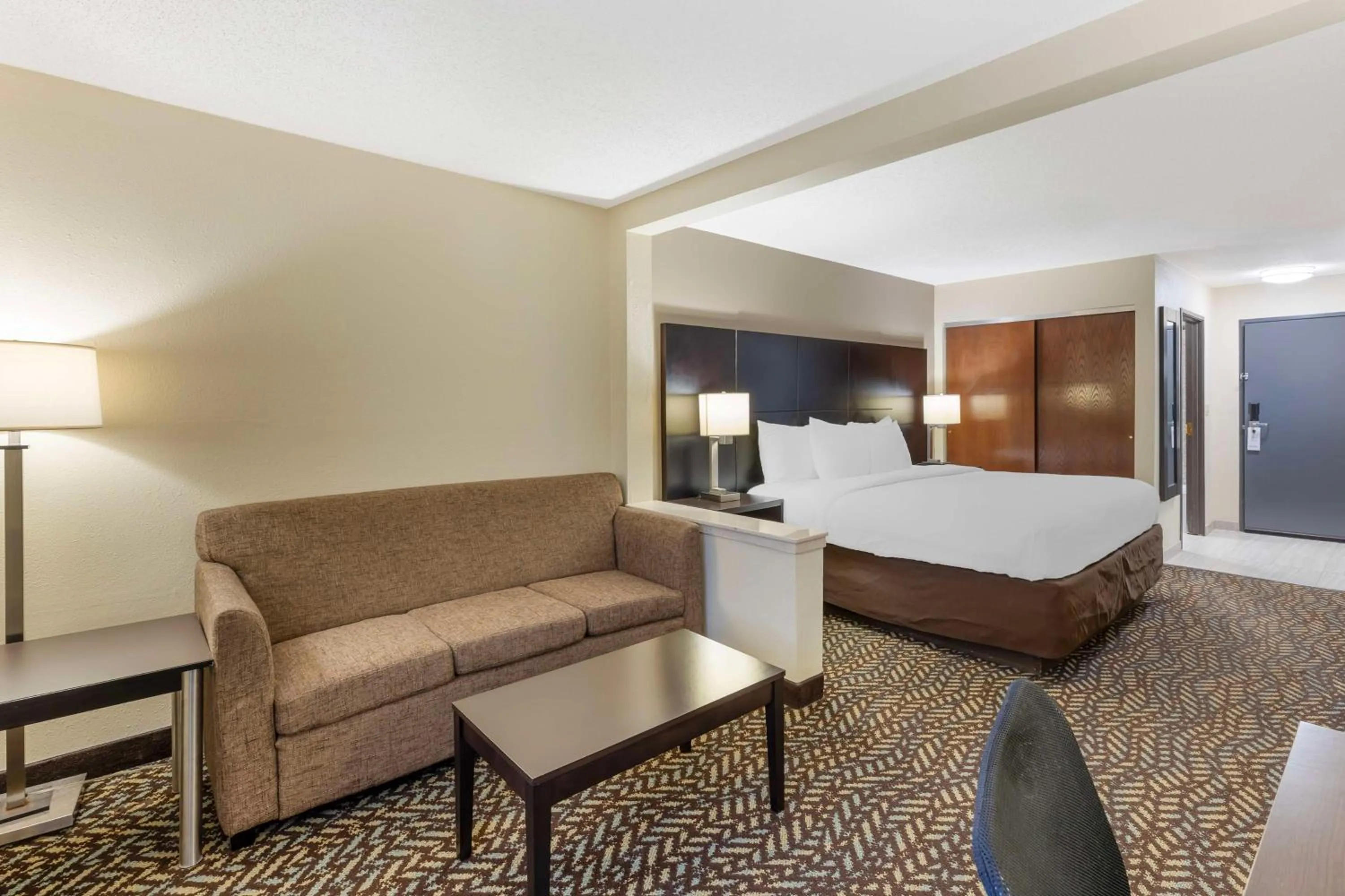 Bedroom, Bed in Best Western St. Louis Inn