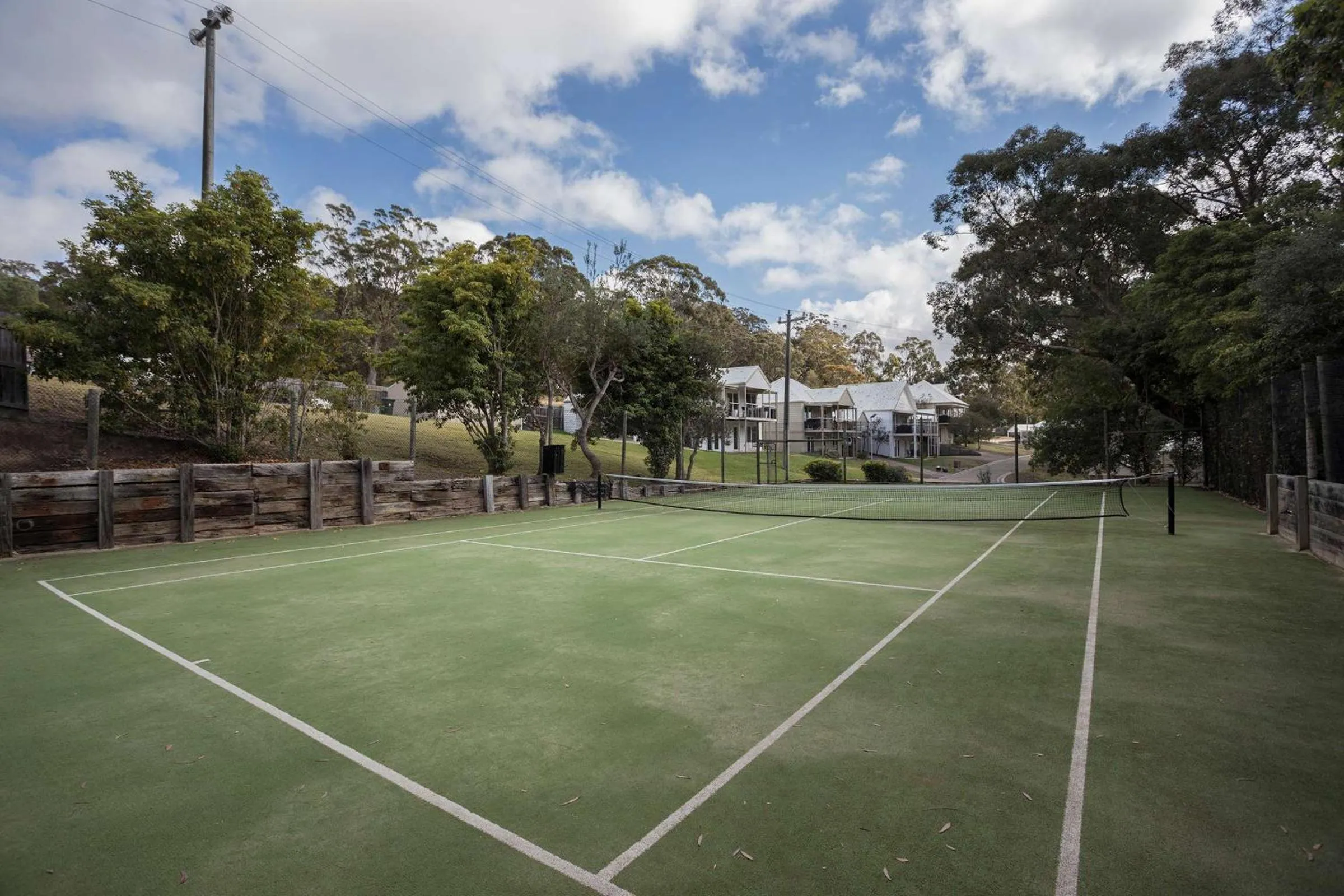 Tennis court in McMillans of Metung Coastal Resort
