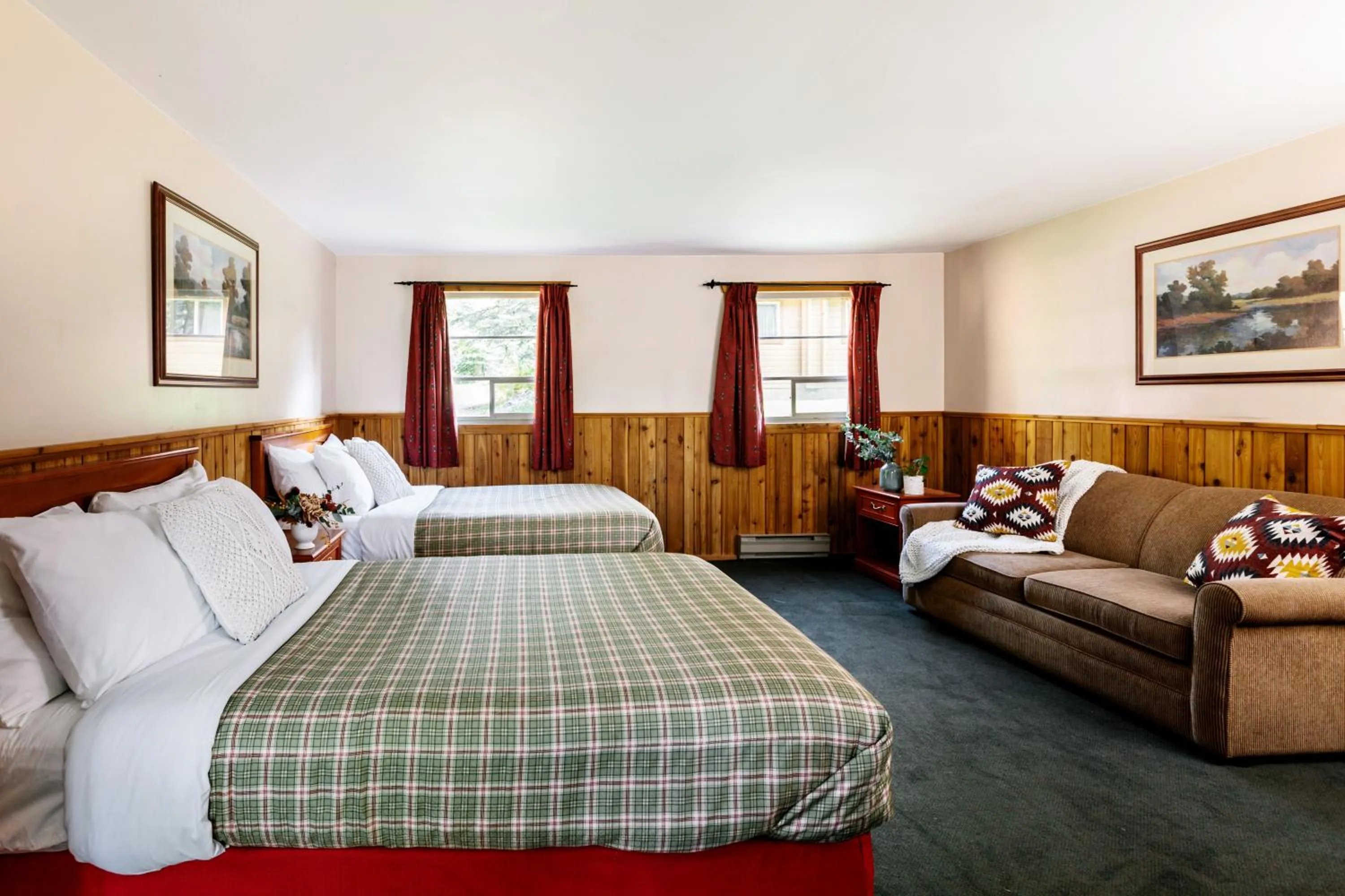 Photo of the whole room, Bed in Miette Mountain Cabins