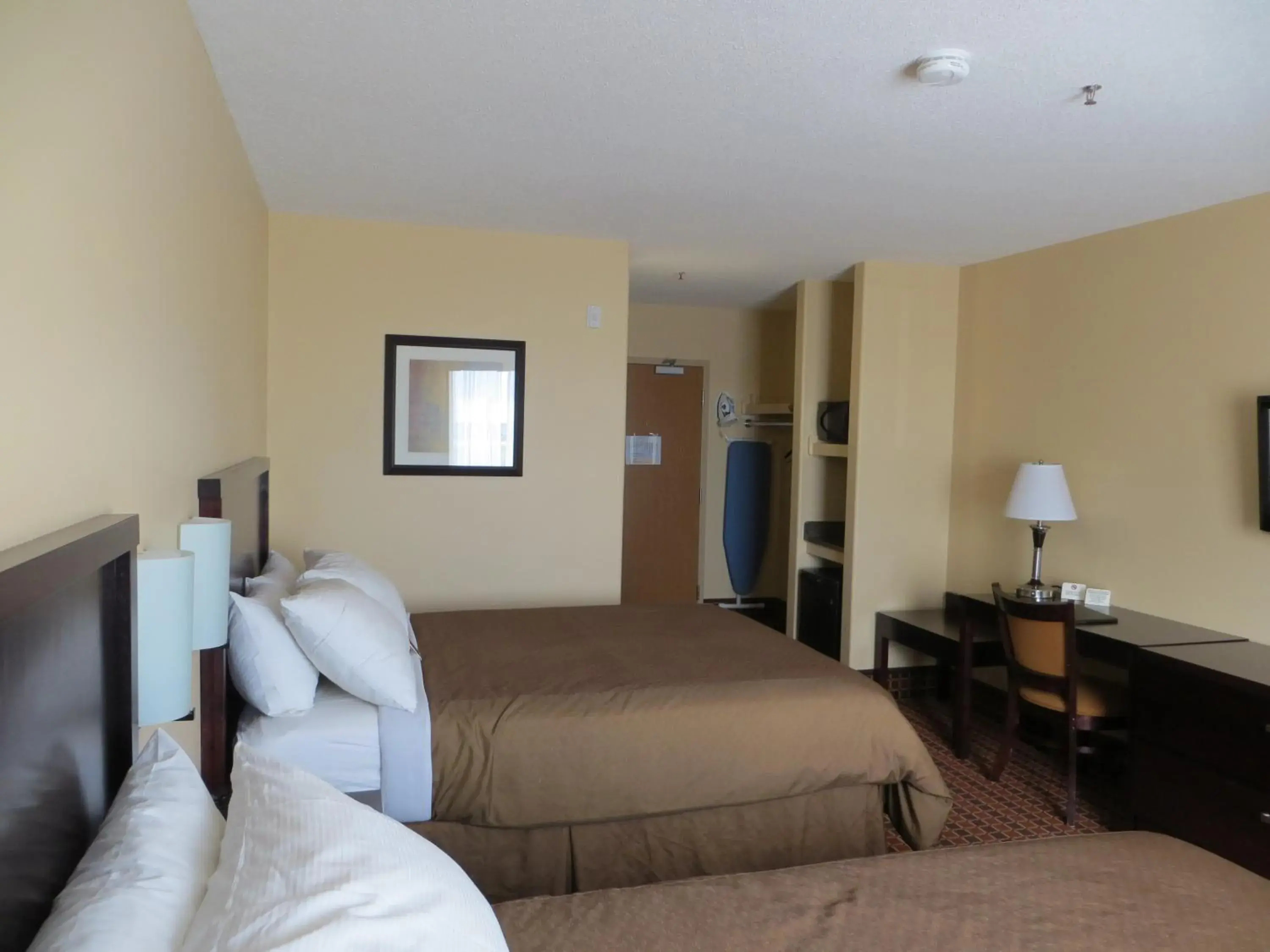 Deluxe Queen Room with Two Queen Beds in Poplar Tree Inn Deluxe Queen Room with Two Queen Beds in Poplar Tree Inn