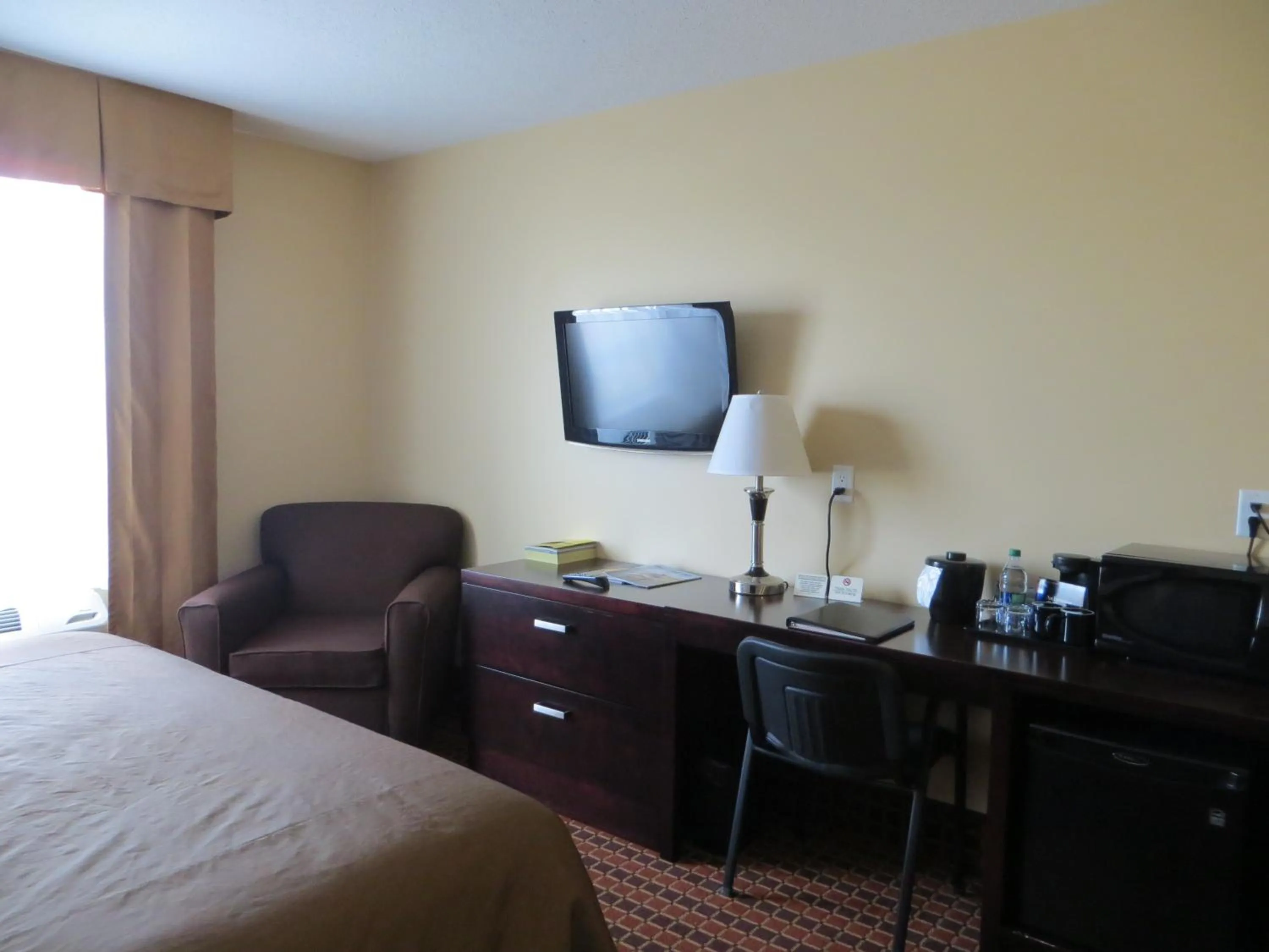 Bed in Poplar Tree Inn