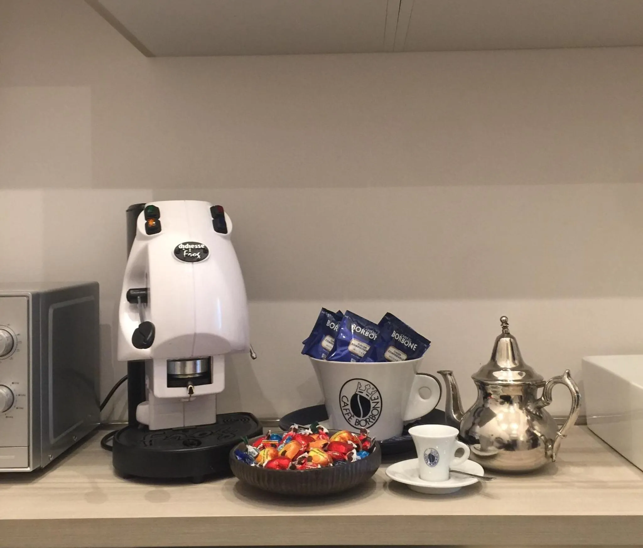 Coffee/tea facilities in ROYAL GARDENS