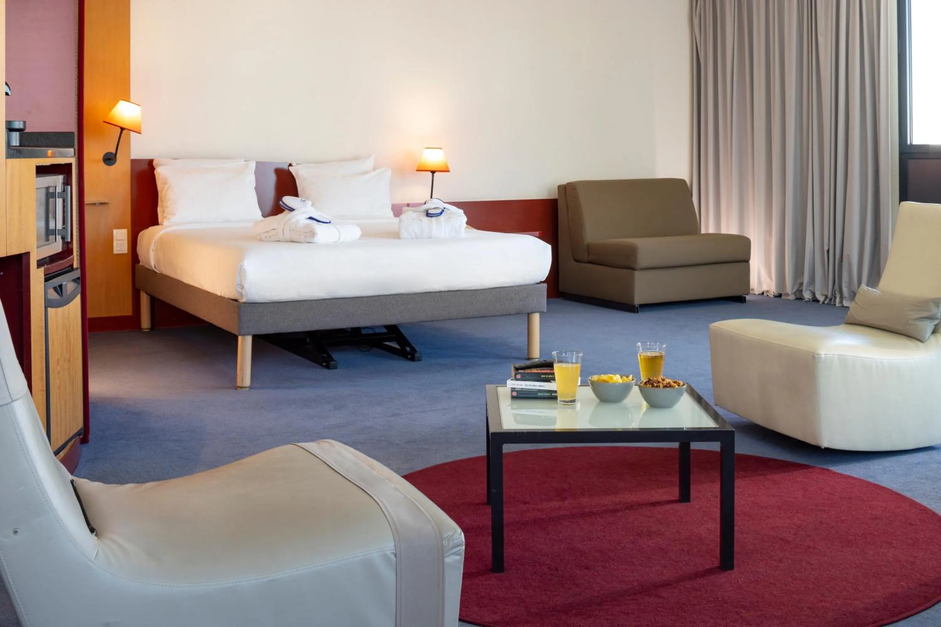 Bed in Novotel Suites Marseille Centre Euromed