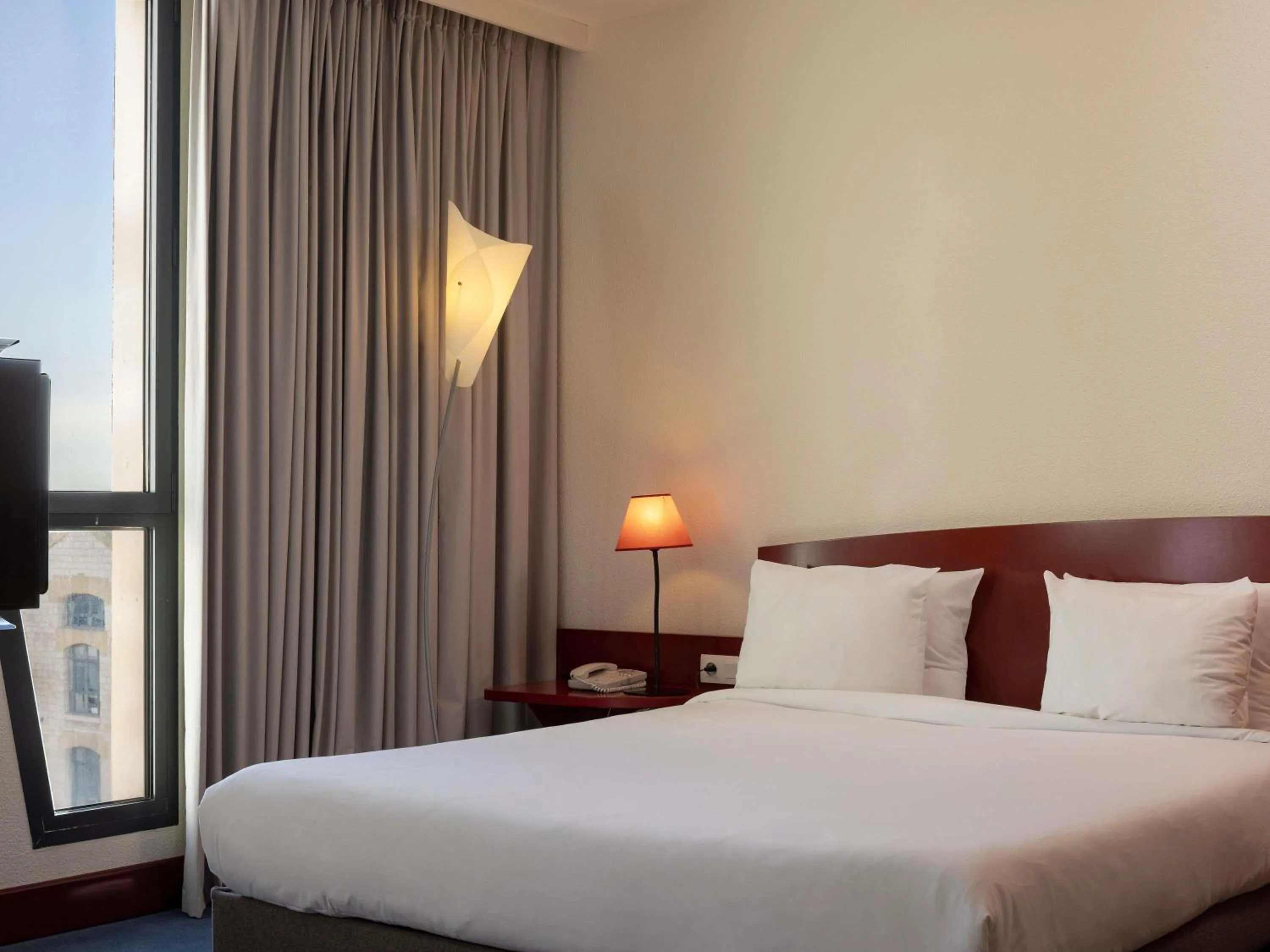 Bedroom, Bed in Novotel Suites Marseille Centre Euromed