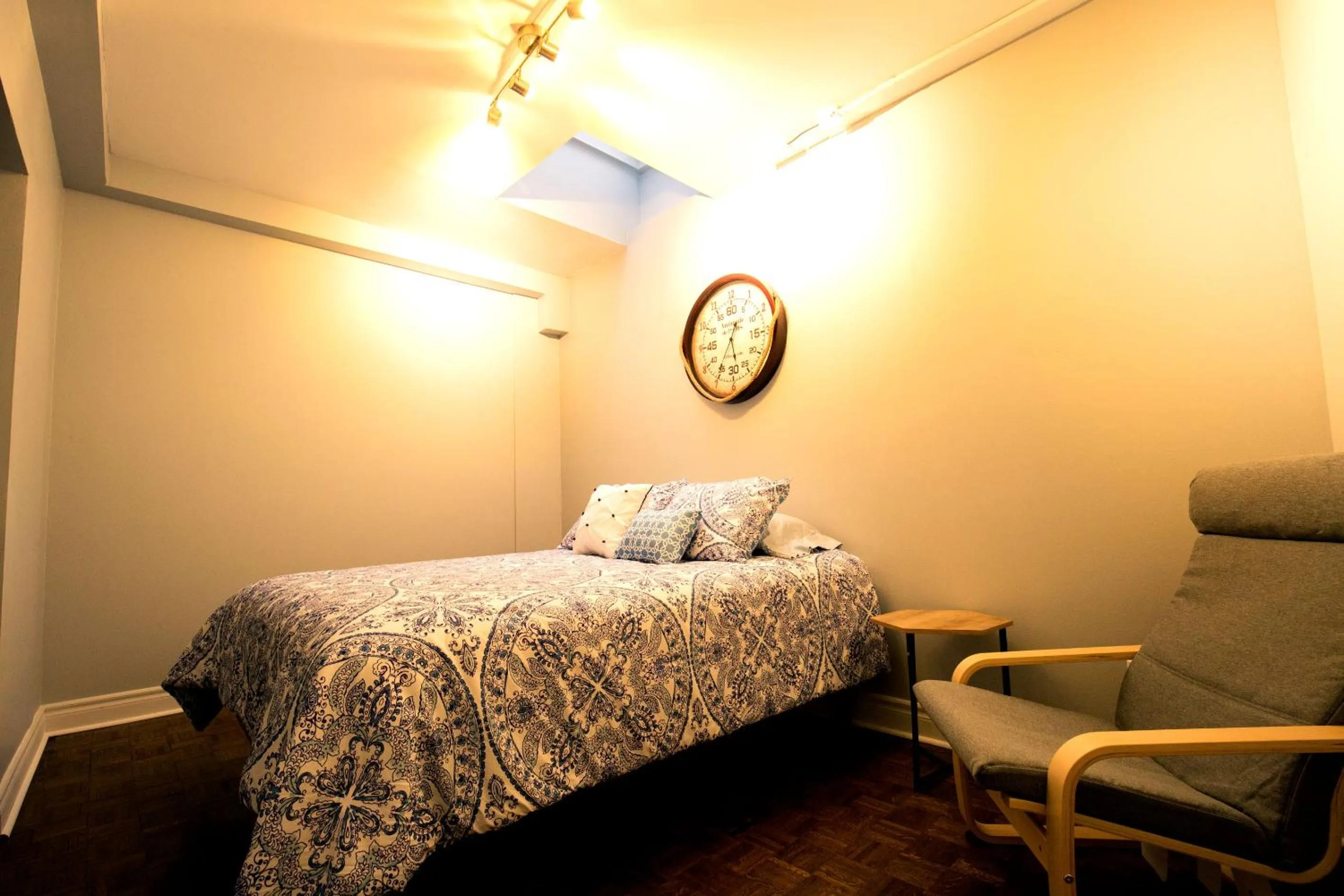 Bedroom, Bed in The Only Backpacker's Inn