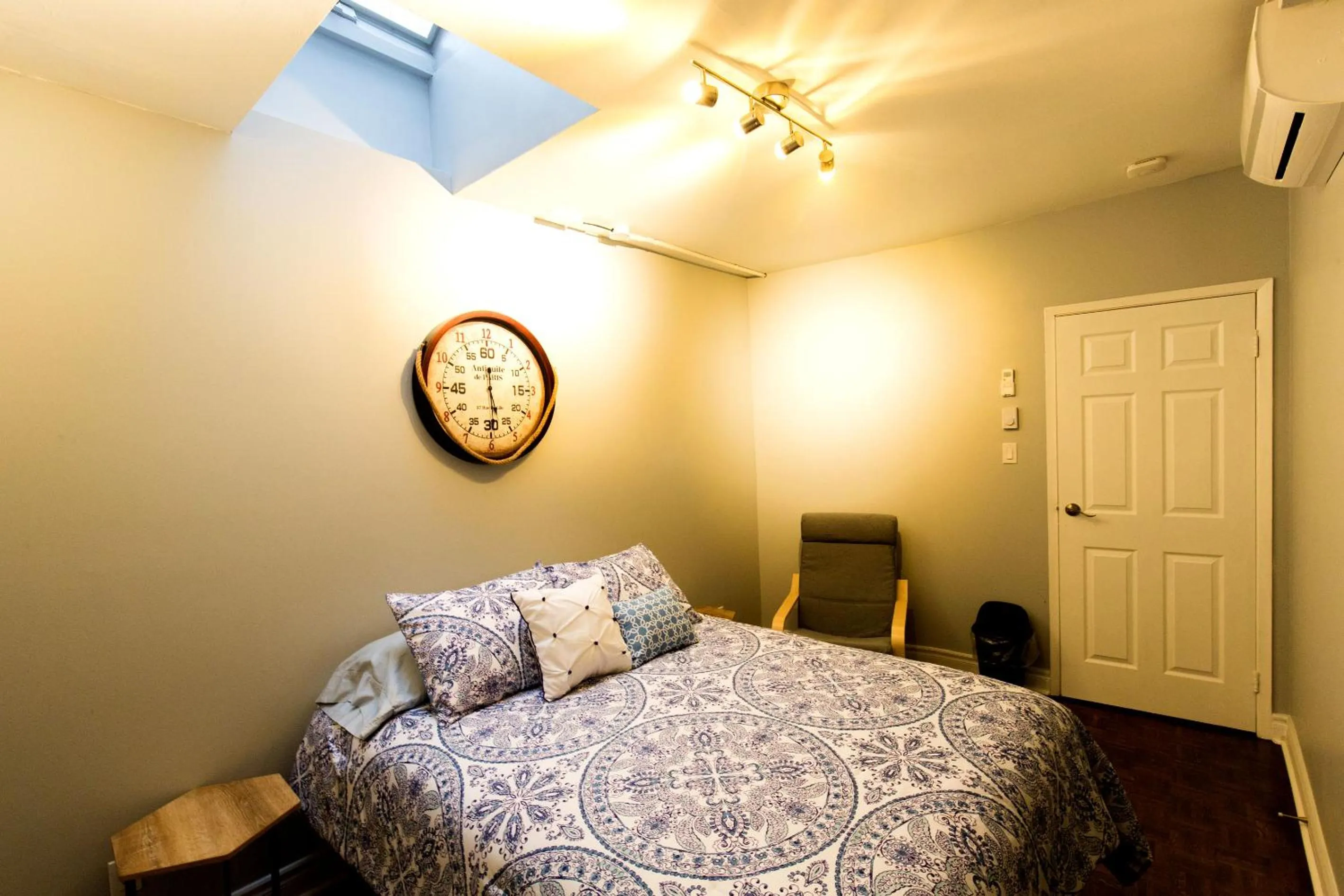 Bedroom, Bed in The Only Backpacker's Inn