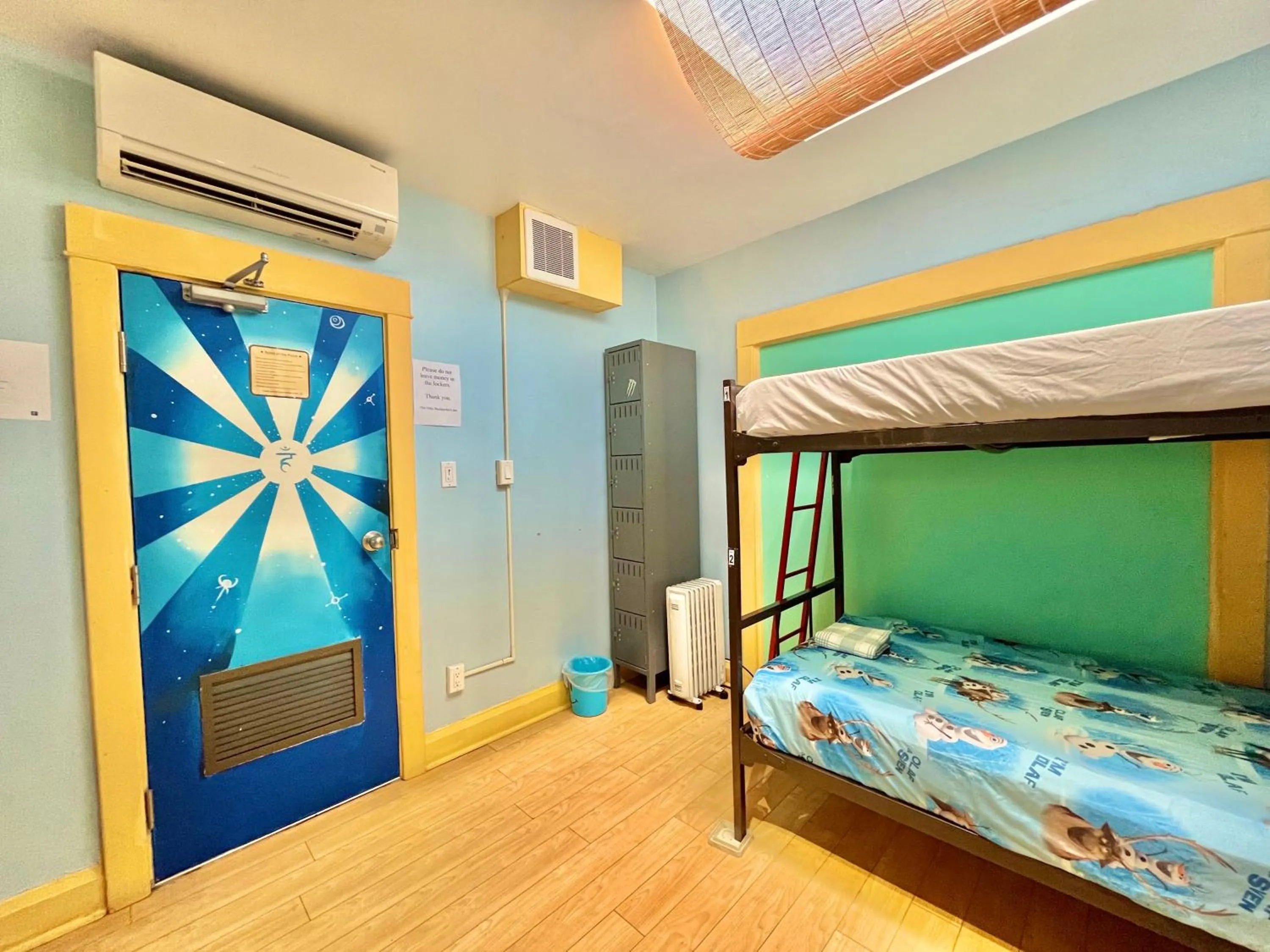 bunk bed, Bed in The Only Backpacker's Inn