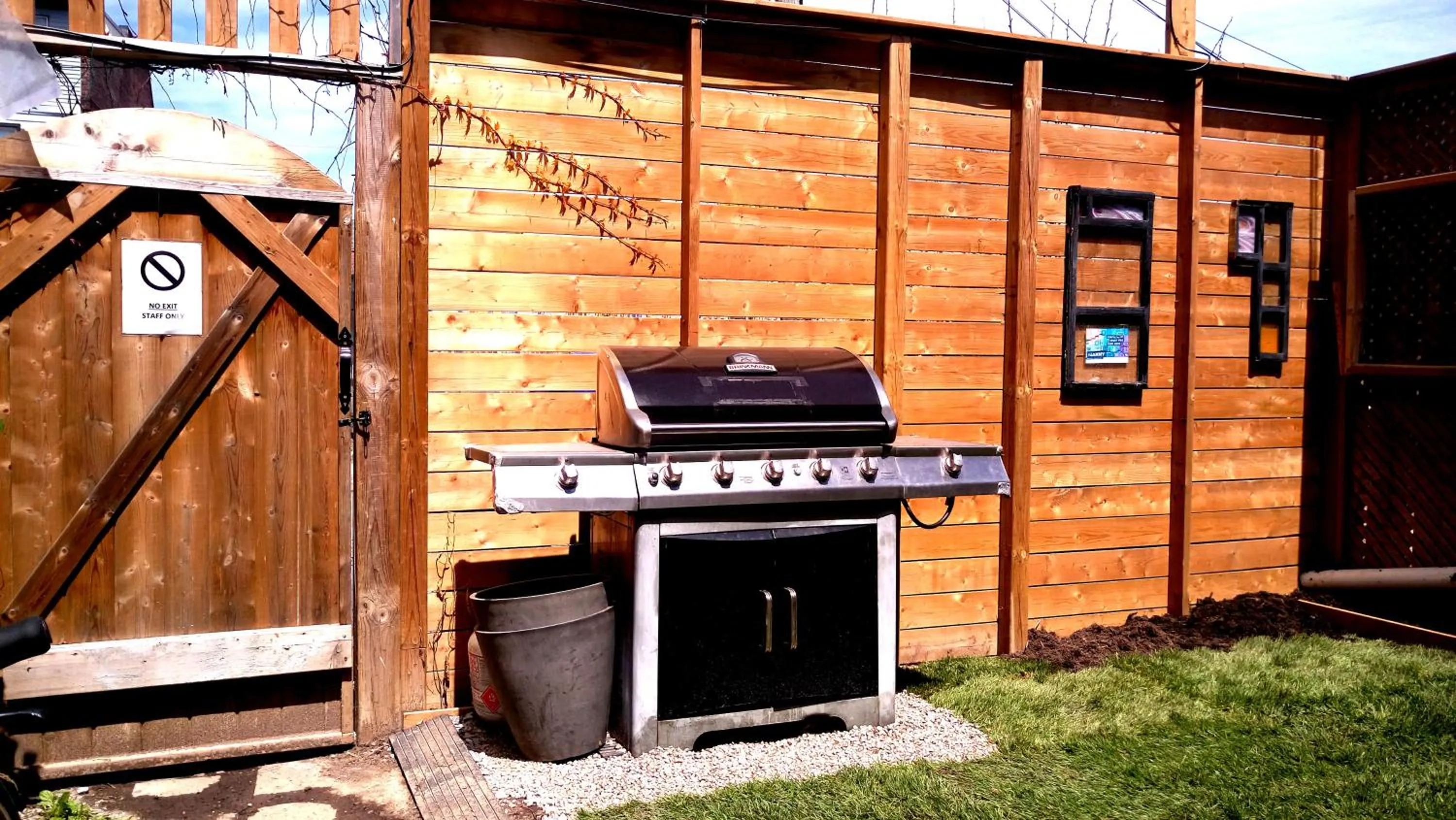 BBQ facilities in The Only Backpacker's Inn