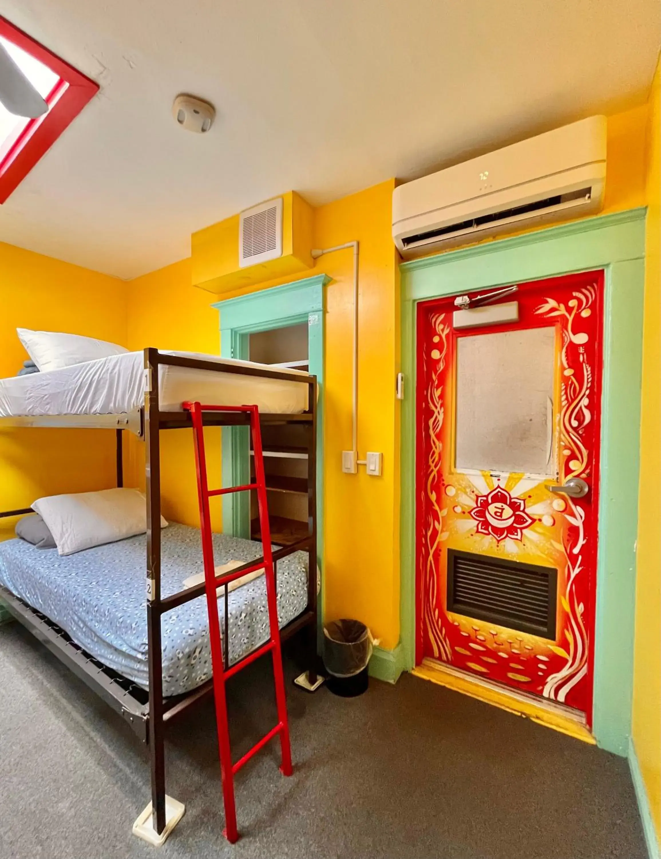 Bed in 6-Bed Mixed Dormitory Room with Shared Bathroom in The Only Backpacker's Inn Bed in 6-Bed Mixed Dormitory Room with Shared Bathroom in The Only Backpacker's Inn