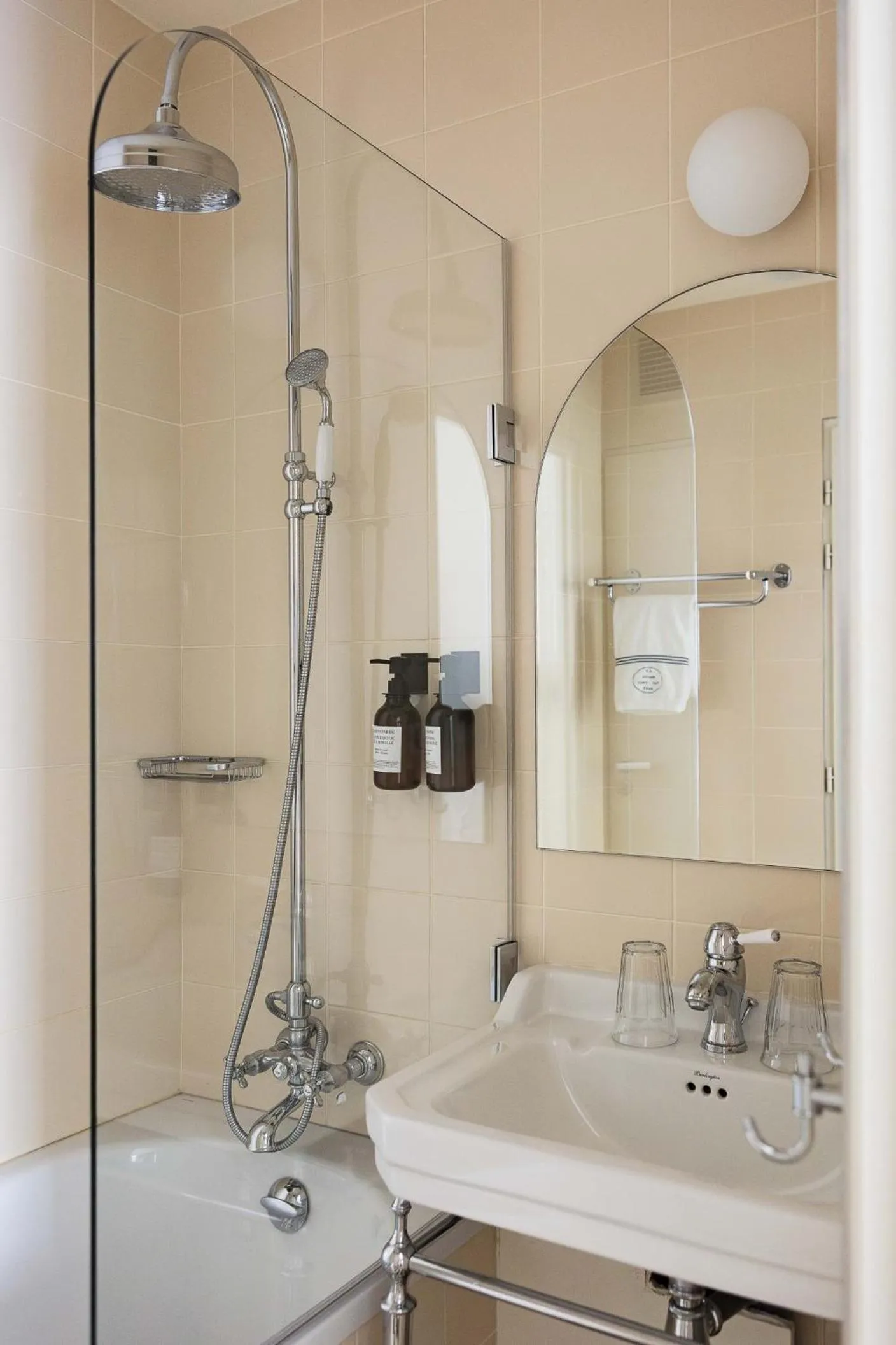 Shower in ALFRED HOTELS Port-Vieux