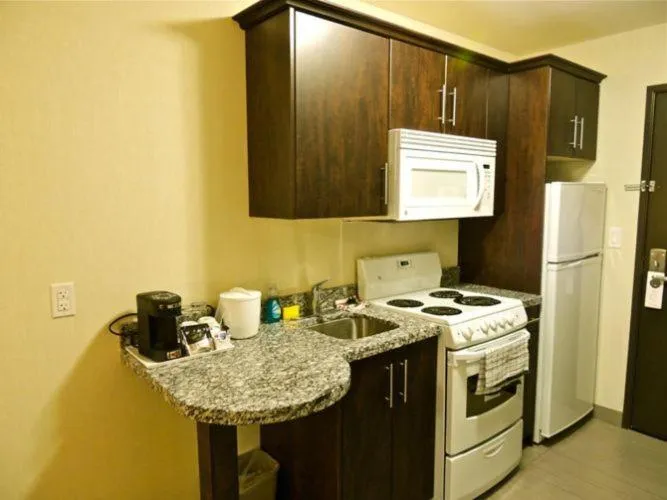 Kitchen or kitchenette in Western Star Inn and Suites Carlyle