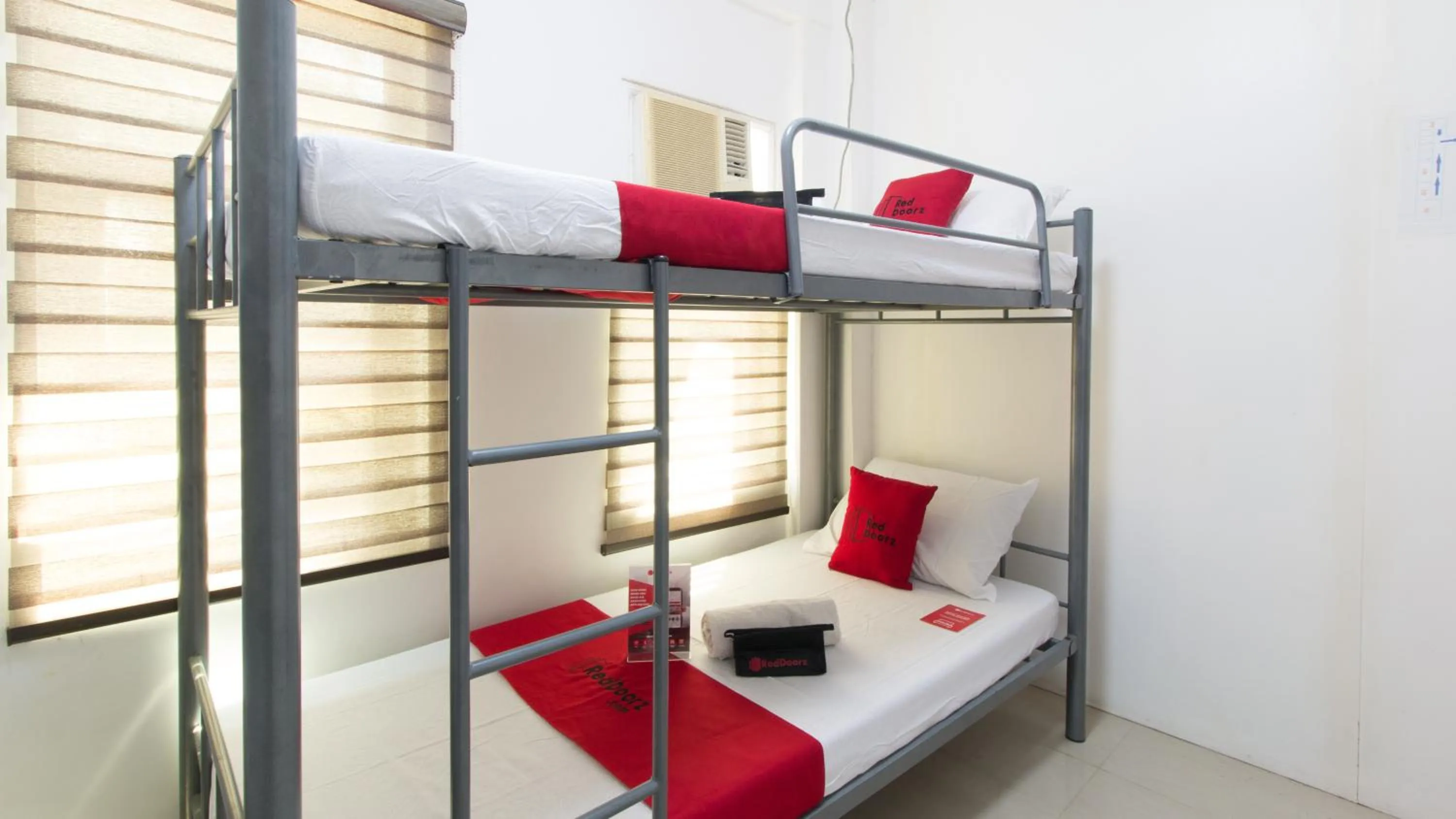 Photo of the whole room, Bed in RedDoorz at Teofila Lodge