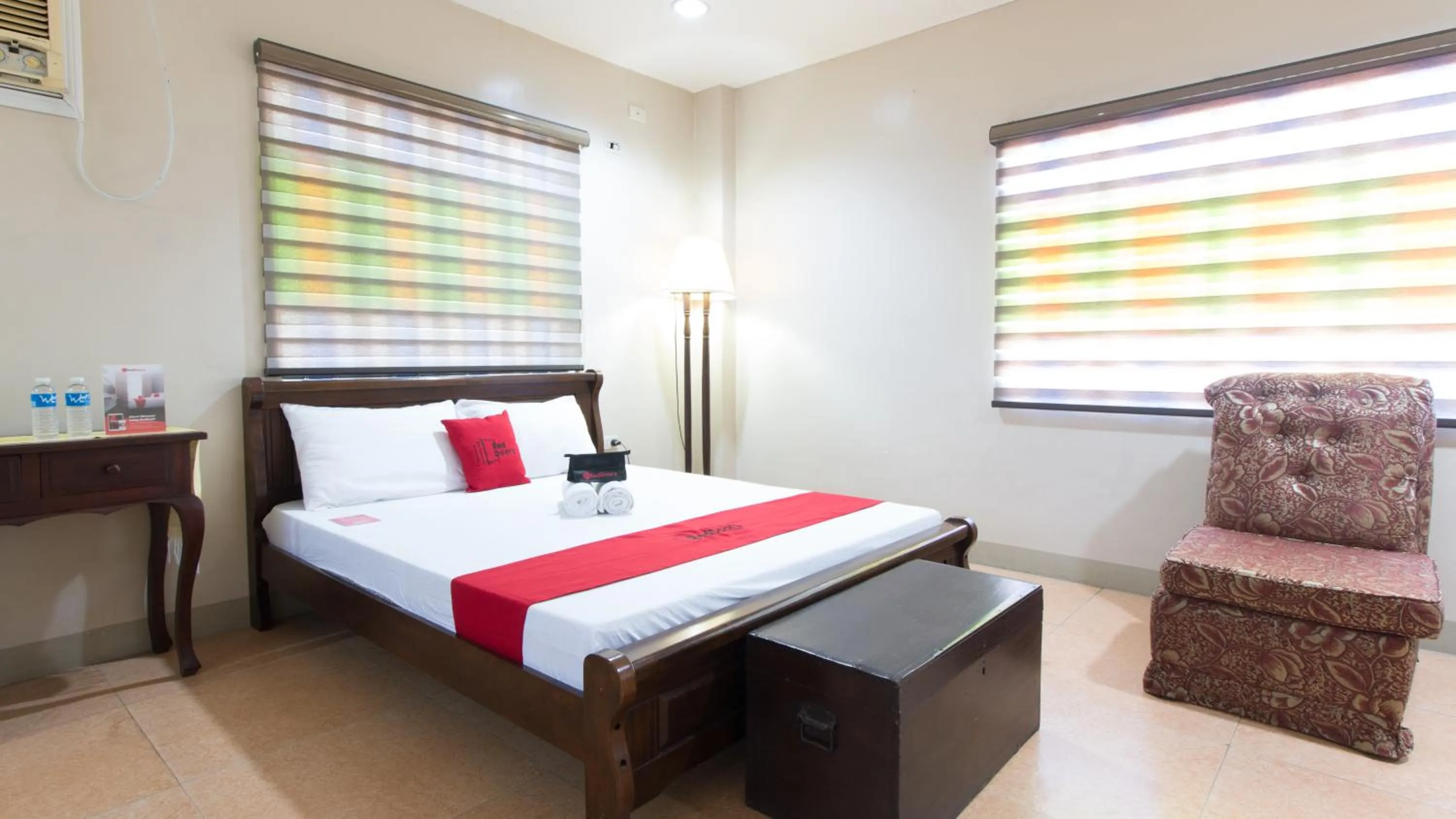 Photo of the whole room, Bed in RedDoorz at Teofila Lodge