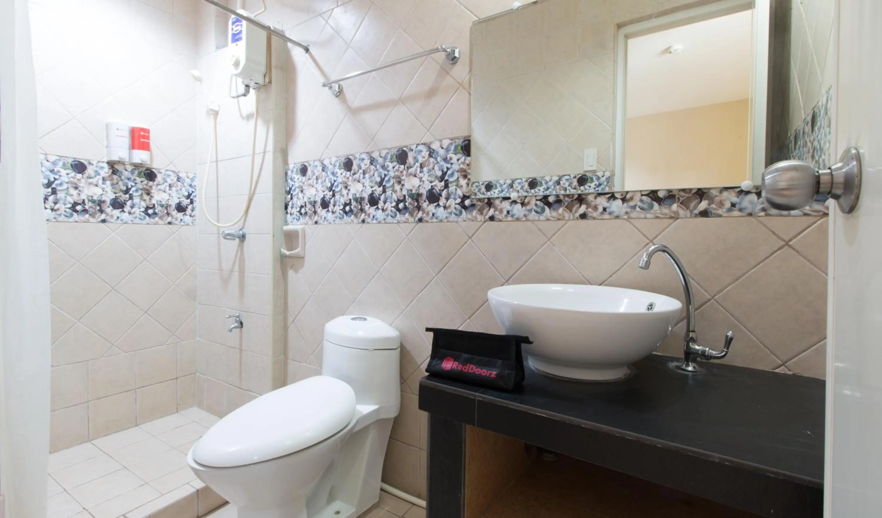 Shower in RedDoorz at Teofila Lodge