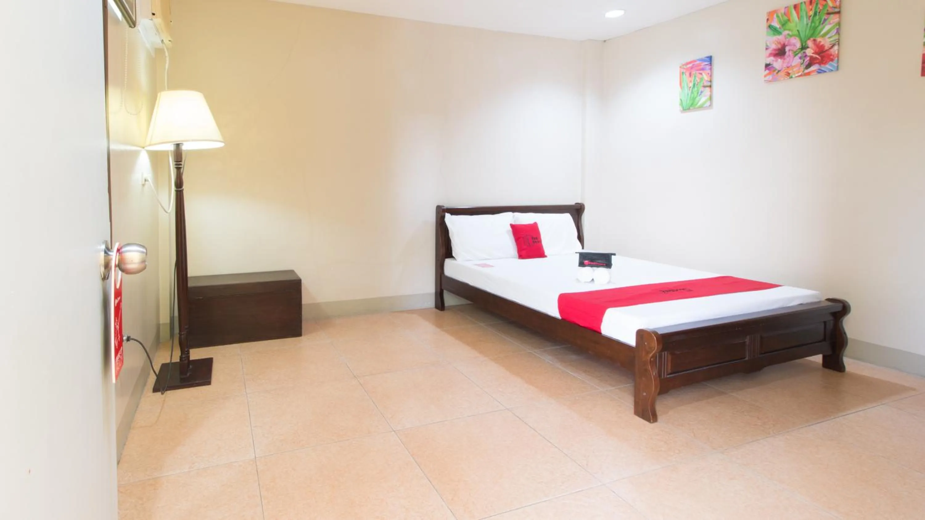 Bed in RedDoorz at Teofila Lodge