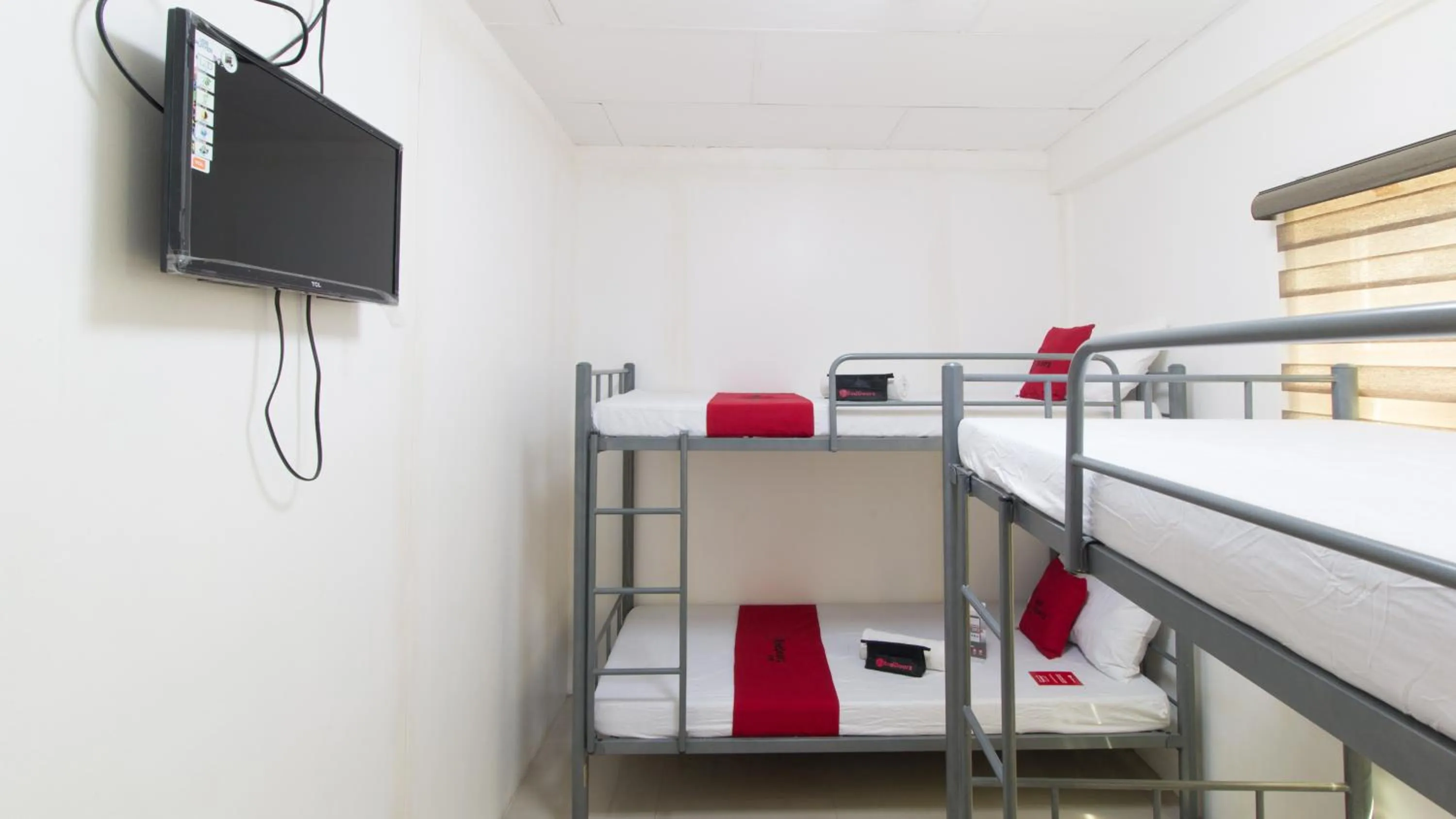 TV and multimedia, Bed in RedDoorz at Teofila Lodge